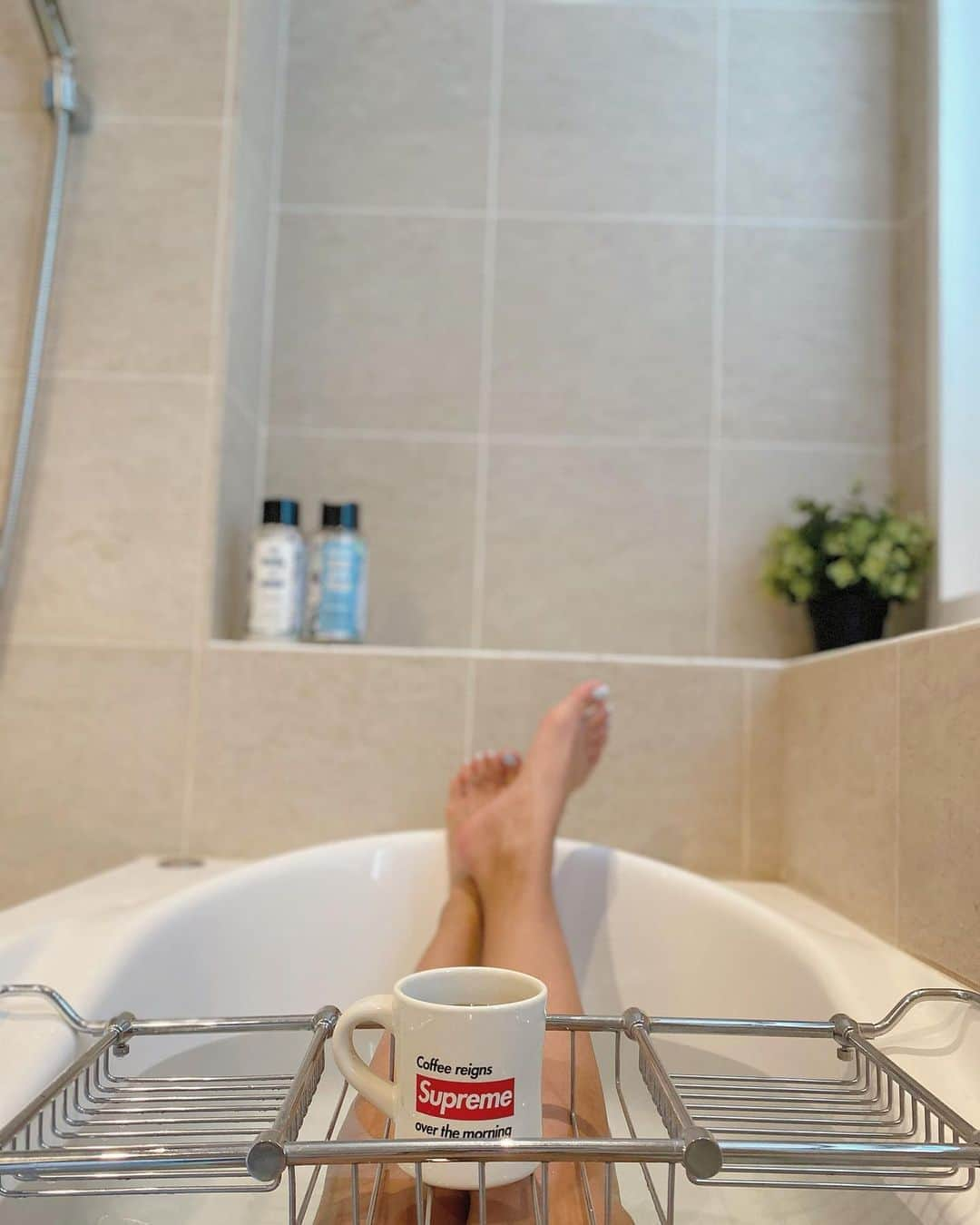 Risako Yamamotoさんのインスタグラム写真 - (Risako YamamotoInstagram)「浮腫みをスッキリさせたくて🛁 朝に時間がある時はランニング、半身浴☺︎ ・ しっかり汗をかくので、水分補給はデルールで。 クセがなくて飲みやすいので、もう何年も続いています☕️ デトックスするのにはやっぱりこれが1番！♡ ・ ・ #detox #デルール #半身浴 #bathtime #浮腫み解消 #デトックス」10月13日 8時44分 - risako_yamamoto