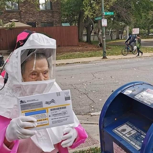 Nia Sioux Frazierさんのインスタグラム写真 - (Nia Sioux FrazierInstagram)「Today’s #RoleModelMonday is 102 years old!!!! Meet the amazing  Beatrice Lumpkin. Bea has been exercising her right to vote since the 40’s and has never missed an election… and this year, she wasn’t going to let the pandemic stop her. Her grandson designed this personal protection suit to ensure she would be safe on her journey to the mailbox to drop off her mail-in ballot! This level of dedication brings a smile to my face. If Bea can do it, we can all do it! Make sure to vote」10月13日 8時47分 - niasioux