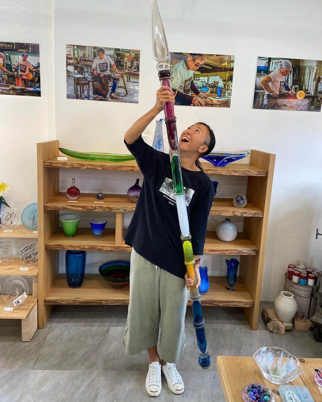 大儀見優季のインスタグラム：「Wizard 🧙 #atsugiglassstudio #グラス工房  Experienced the process of how creating glass for drink🍹I felt It was very sensitive and Dynamic in the whole making process. Can’t wait to see my glass soon!」
