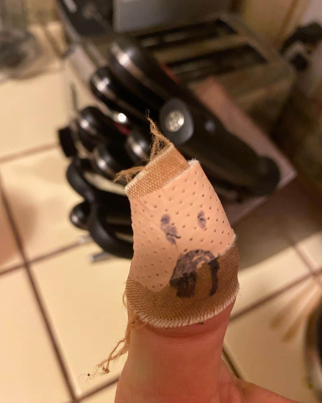 ポール・アデルスタインのインスタグラム：「Thanks for the new knife set, @sally_sue_b !! Going great so far!!」