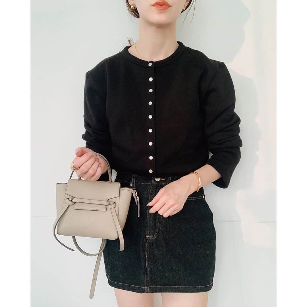 のインスタグラム：「秋服たのしい♡︎₍₍ ◝︎(・ω・)◟︎ ⁾⁾♡︎  cardigan / @agnesb_officiel  skirt / @mite__official  bag / @celine」