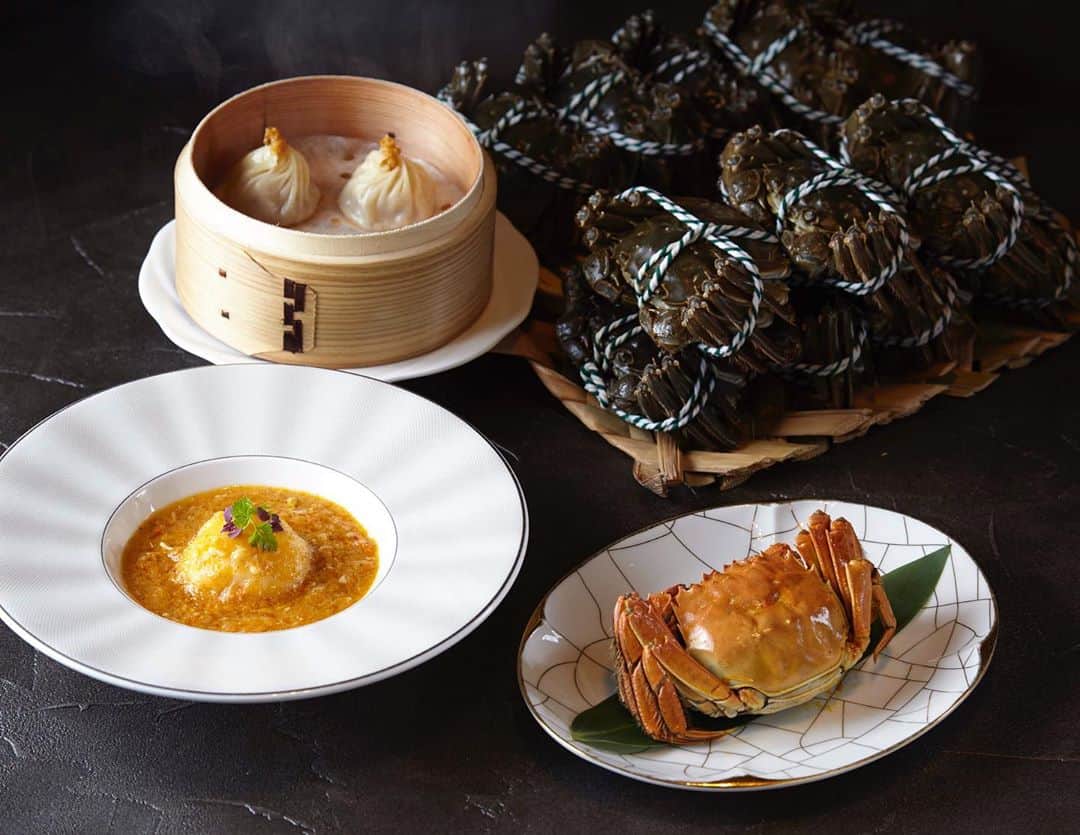 THE WESTIN TOKYO | ウェスティンホテル東京さんのインスタグラム写真 - (THE WESTIN TOKYO | ウェスティンホテル東京Instagram)「今の季節しか味わえない獲れたての上海蟹🦀 広東料理「龍天門」では新鮮な上海蟹を空輸し、最高の味でご用意しています。濃厚な蟹味噌と引き締まった身をしっかりと味わうことができる「姿蒸し」、蟹のむき身をふんだんにつかった「上海蟹入り小籠包」など、多彩なメニューで旬の素材の美味を存分にご堪能ください✨ 詳細はプロフィールのリンクより🔗  This autumn, join us at Ryutenmon and relish our acclaimed limited-time Shanghai hairy crab menu🦀 From the most traditional method – freshly steamed and served with rice vinegar and ginger dipping sauce - to sophisticated creations such as crab coral xiao long bao and our chef's signature steamed spotted grouper served with golden crab coral, our fall menu lineup offer a culinary experience you're not soon to forget✨ Available only during October and November. Reserve your seat now via our bio link 🔗to enjoy this prized crustacean.  #ウェスティンホテル東京 #ホテル #東京 #恵比寿 #広東料理 #秋 #秋料理 #上海蟹 #上海ガニ #中華料理 #ウェスティン東京 #ウェスティンホテル #WestinTokyo #hotel #tokyo #Cantonesefood #restaurant #Chineserestaurant #cantonesecuisine #chinesefood #westinhotel #thewestintokyo #hotellife #travelandleisure」10月13日 19時49分 - westintokyo