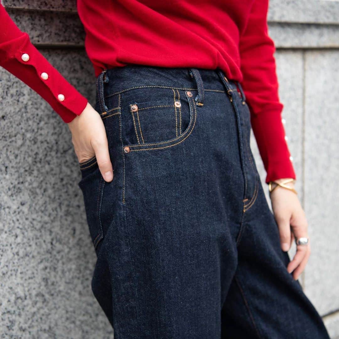 RED CARD TOKYOさんのインスタグラム写真 - (RED CARD TOKYOInstagram)「.﻿ ﻿ Niceday﻿ ¥19,000+tax﻿ ﻿ ハイライズストレートの新シルエット。ややゆとりののあるシルエットで女性らしいラインが特徴のデニムです。リンスカラーはキレイめシーンでも大活躍の万能カラーです✨﻿ ﻿ #redcarddenim#redcardtokyo#denim#jeans#intheknowgl#upperhights#converse#レッドカード#レッドカードデニム#デニム#ジーンズ#ストレートデニム#ハイライズデニム#ハイライズストレートデニム#デニムコーデ#カジュアル#大人カジュアル#スニーカーコーデ#きれきめデニム#リジット#きれいめコーデ」10月13日 18時23分 - redcardtokyo