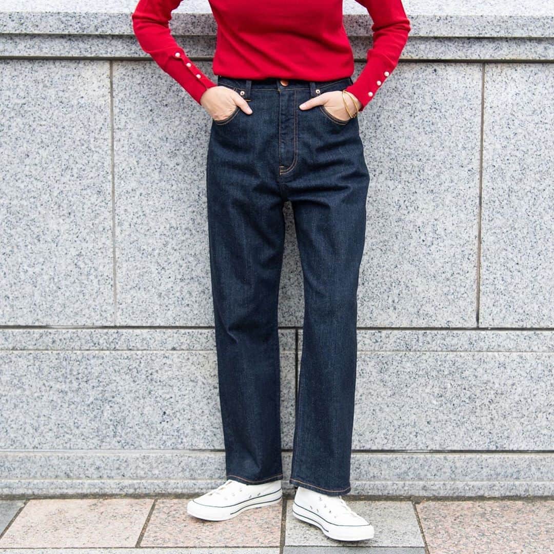 RED CARD TOKYOさんのインスタグラム写真 - (RED CARD TOKYOInstagram)「.﻿ ﻿ Niceday﻿ ¥19,000+tax﻿ ﻿ ハイライズストレートの新シルエット。ややゆとりののあるシルエットで女性らしいラインが特徴のデニムです。リンスカラーはキレイめシーンでも大活躍の万能カラーです✨﻿ ﻿ #redcarddenim#redcardtokyo#denim#jeans#intheknowgl#upperhights#converse#レッドカード#レッドカードデニム#デニム#ジーンズ#ストレートデニム#ハイライズデニム#ハイライズストレートデニム#デニムコーデ#カジュアル#大人カジュアル#スニーカーコーデ#きれきめデニム#リジット#きれいめコーデ」10月13日 18時23分 - redcardtokyo