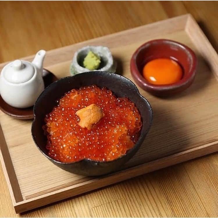 のインスタグラム：「いつもありがとうございます！﻿ カッシーワお初天神店は従業員はマスク着用、店内はアルコール消毒を設置し、本日も営業しております🍻﻿  ランチでカレーも始めました🍛 鶏出汁が効いたチキンカレーと彩り豊かな和の副菜。 鶏出汁カレーとレンズ豆のカレーのあいがけ！  焼き鳥のテイクアウトも行っておりますぜひご利用ください！﻿ ﻿ お仕事帰りの一杯を是非カッシーワで💁‍♀️ ﻿ ﻿ ご来店お待ちしております！！！﻿ ﻿ ﻿ ﻿ @cassiwa_ohatsu﻿ ﻿ ﻿ ﻿ #cassiwa﻿ #カッシーワ﻿ #大阪焼き鳥﻿ #大阪グルメ﻿ #東通り焼き鳥﻿ #大阪スパイスカレー」