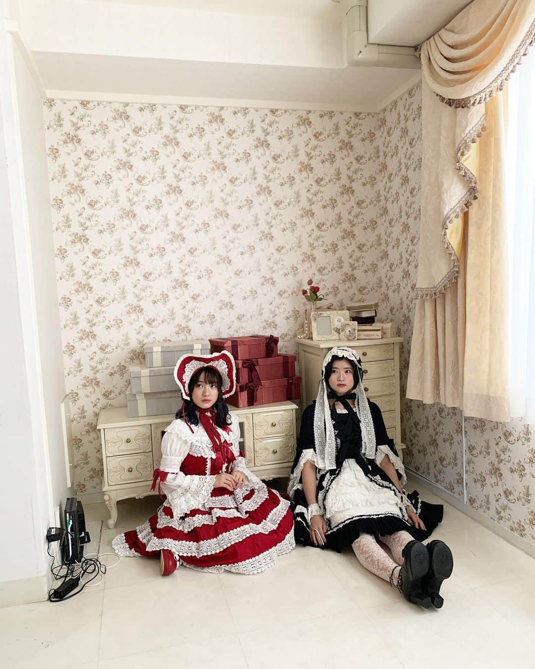 横山玲奈さんのインスタグラム写真 - (横山玲奈Instagram)「🖤❤️ . . . お知らせです！ 11月13日発売 「IDOL FILE Vol.19 LOLITA&GOTHIC」  表紙＆中ページの撮影がありました🌻 ロリータファッションはじめて！ 楽しかった！  チェックしてください😊 . . #加賀楓 #横山玲奈 #13期 #ロリータ #ロリータファッション #ゴスロリ #helloproject #morningmusume20」10月13日 18時16分 - reina_yokoyama.official