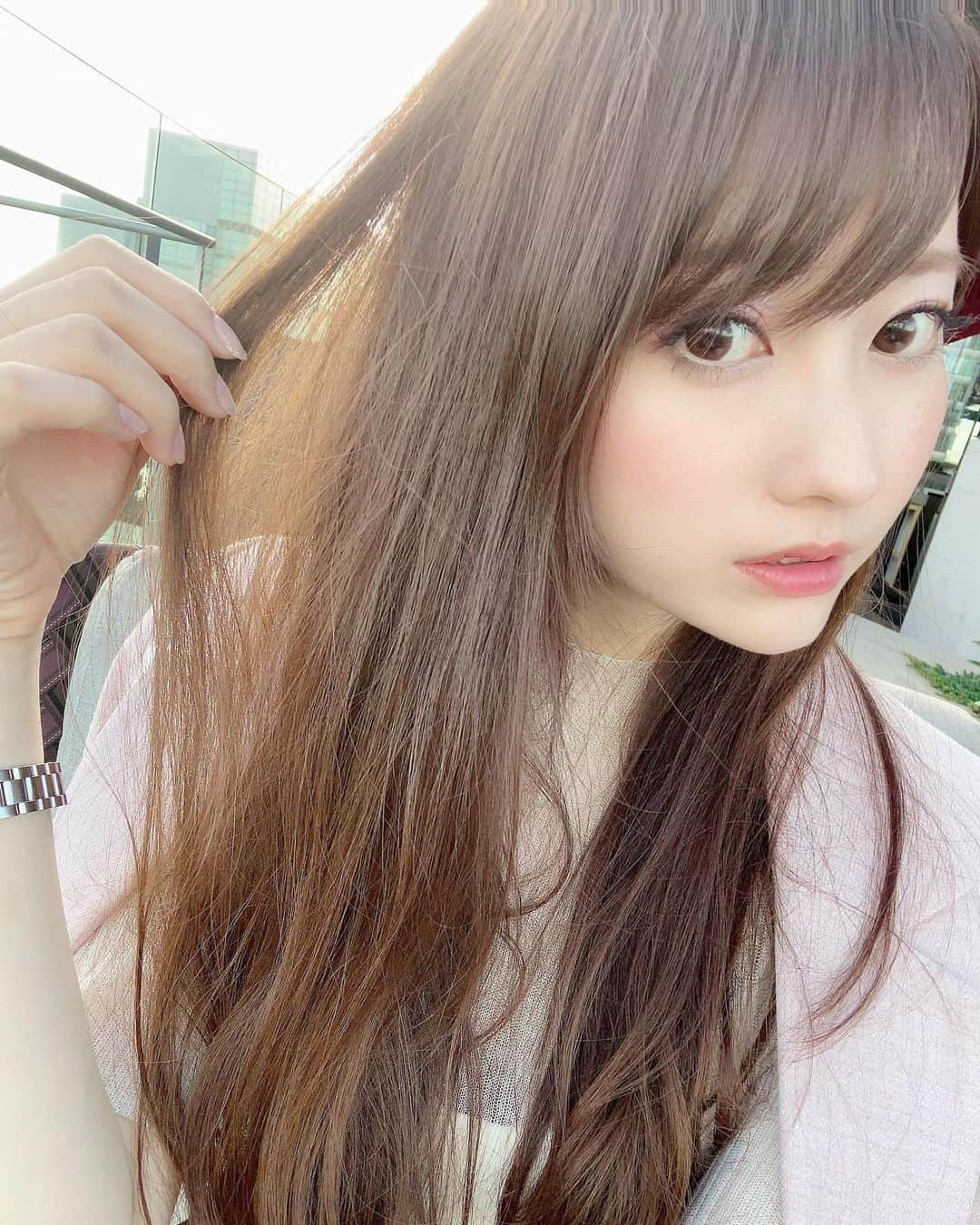 佐倉知里さんのインスタグラム写真 - (佐倉知里Instagram)「NEW💇‍♀️♡ . 今回も池戸さん @yujiikedoにぜんぶおまかせᕱ⑅ᕱ💓 いつもとトーンは変えず秋っぽいベージュ系をプラス♡ . 自然光に当たっても赤黄っぽくならず ふわんとマロンに輝いててかわいいー🌰♡(3.4枚目) . トリートメントでさらっふわぁ🥺 毛先も前髪もさすがな仕上がりで嬉しい🙈 . . そしてMINXは美容院で初めて抗菌コート施行したらしいぜーんぶに！凄い✨安心して来て貰えるようにっていう心遣いが色々感じられてさすがだなぁと思いました🥺 . . . #minx#minx銀座五丁目店#池戸裕二 さん#hairstyle#haircolor#hairdresser#haircut #髪の毛サラサラ #嬉しい#ずっと触っちゃう #煌水#トリートメント」10月13日 18時17分 - chisa_tiara