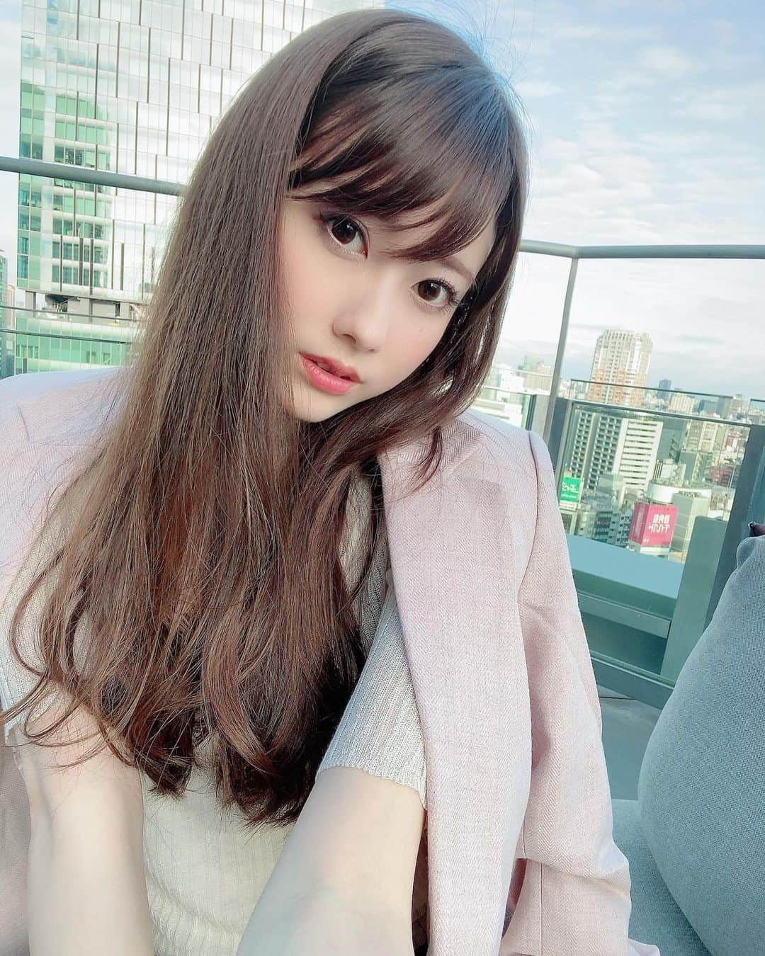 佐倉知里さんのインスタグラム写真 - (佐倉知里Instagram)「NEW💇‍♀️♡ . 今回も池戸さん @yujiikedoにぜんぶおまかせᕱ⑅ᕱ💓 いつもとトーンは変えず秋っぽいベージュ系をプラス♡ . 自然光に当たっても赤黄っぽくならず ふわんとマロンに輝いててかわいいー🌰♡(3.4枚目) . トリートメントでさらっふわぁ🥺 毛先も前髪もさすがな仕上がりで嬉しい🙈 . . そしてMINXは美容院で初めて抗菌コート施行したらしいぜーんぶに！凄い✨安心して来て貰えるようにっていう心遣いが色々感じられてさすがだなぁと思いました🥺 . . . #minx#minx銀座五丁目店#池戸裕二 さん#hairstyle#haircolor#hairdresser#haircut #髪の毛サラサラ #嬉しい#ずっと触っちゃう #煌水#トリートメント」10月13日 18時17分 - chisa_tiara