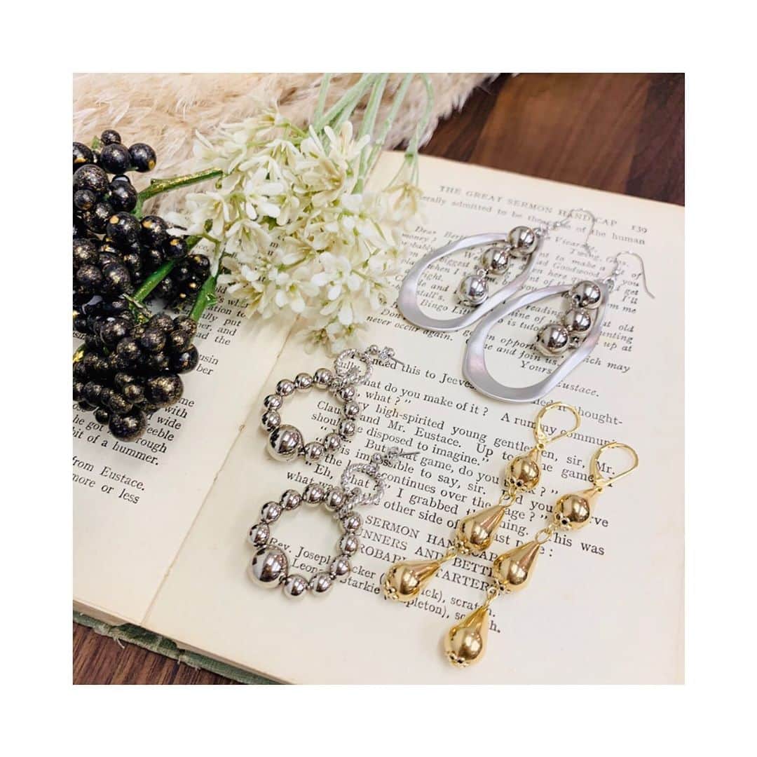 BOX CHARM Industryのインスタグラム：「✴︎new✴︎ メタルパーツを使ったピアスです！ . コロコロしたボールパーツはデザインによって様々な雰囲気に♪ オンラインストアでも、原宿店でもお買い求めいただけます✌️ .  #boxcharmindustry #boxcharm #handmade #accessory #handmadeaccessory #earrings  #ボックスチャームインダストリー #ボックスチャーム #ハンドメイド #アクセサリー #ハンドメイドアクセサリー #ピアス #ゴールド #シルバー #オリジナル #オリジナルアクセサリー #新商品 #new #onlineshop #オンラインストア #オンラインショップ」