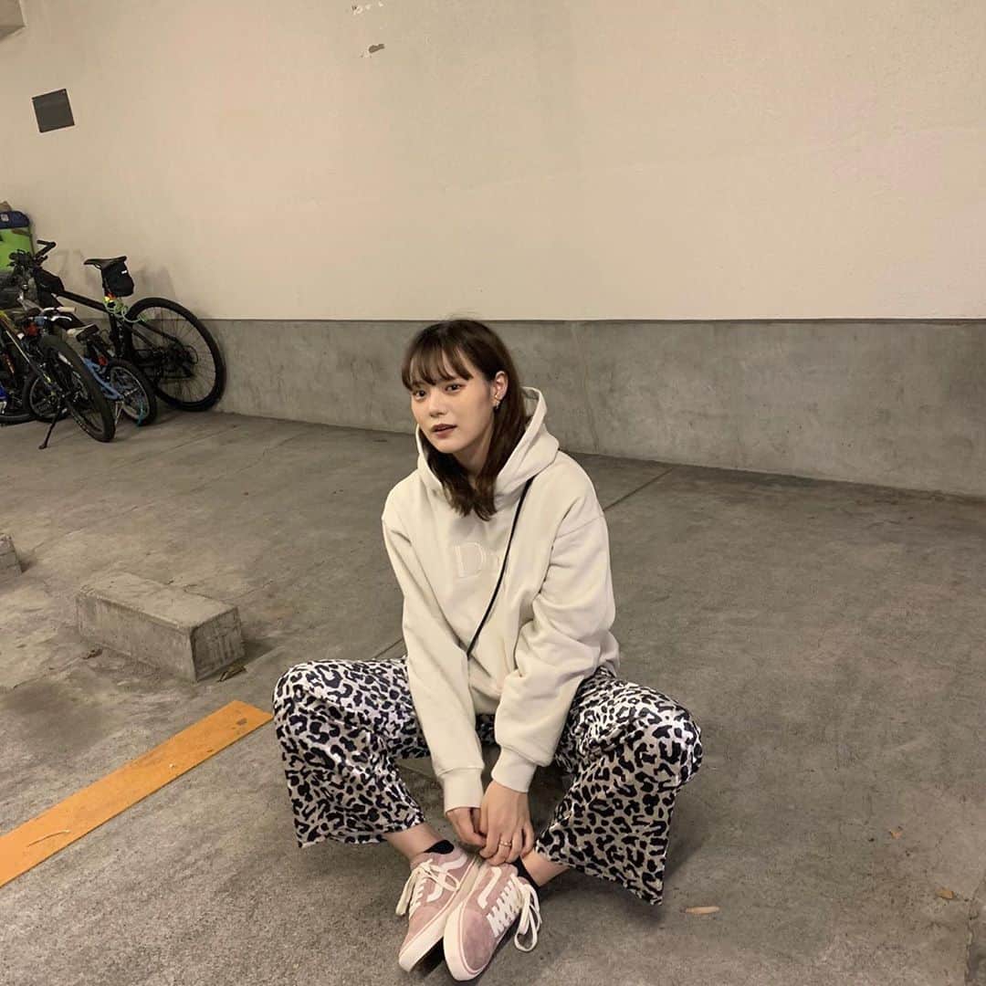 木村なつみのインスタグラム：「🚲🚲お気に入りのフーディとおニューのスニーカー。このコーデすき！どー？」