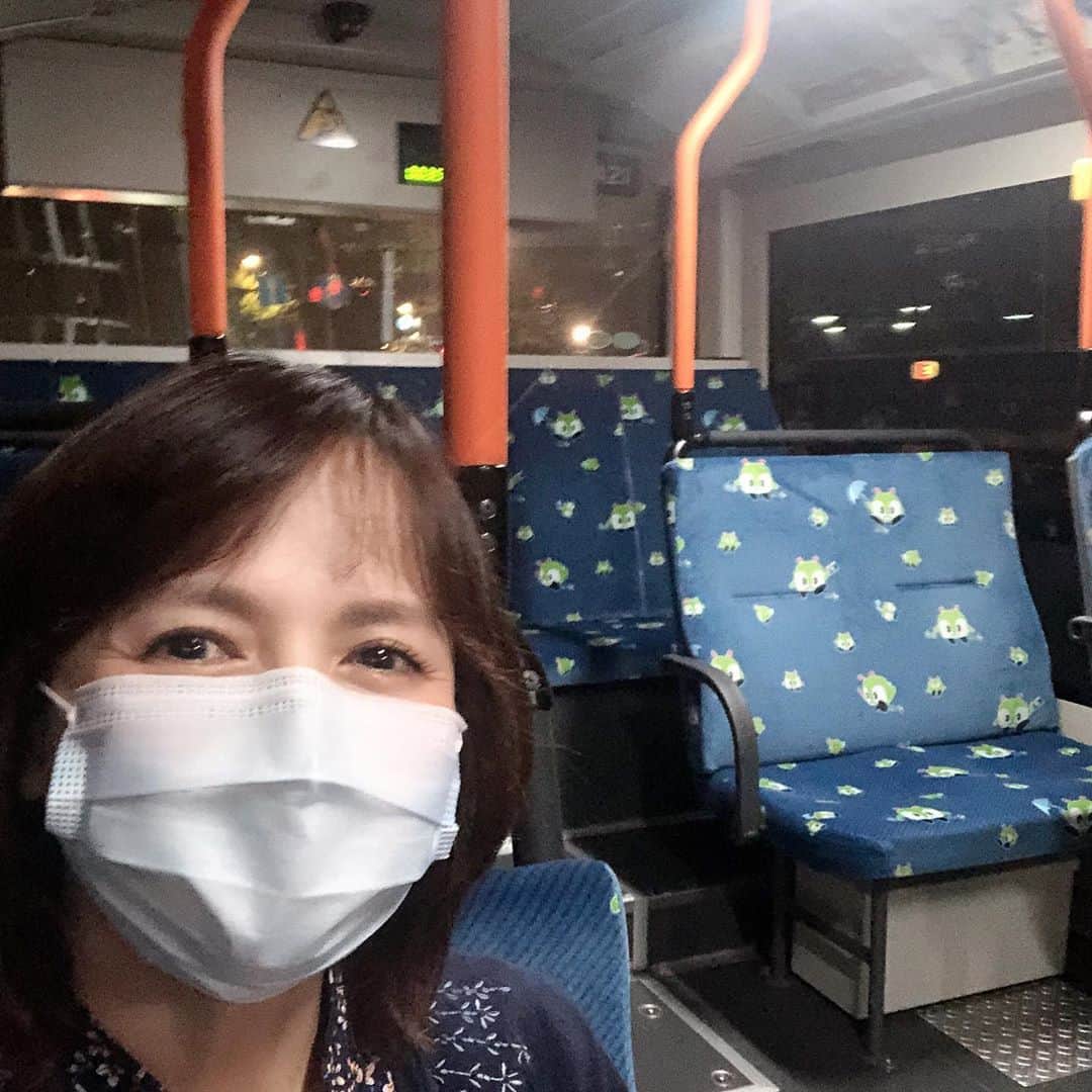 いとうまい子のインスタグラム：「大学を出て、ふと正門前にあるバス停の表示を見たら「東京駅丸の内北口」と！ ちょうど東京駅に行こうと思っていたからタイミング良すぎてビックリ‼️ まさかバスで行けるなんて、助かりますー！想定外だよ〜😭 嬉しさマックス💕 神様ありがとう〜*\(^o^)/* #都バス #最高 #嬉しい #ありがたい #助かりました #いとうまい子」
