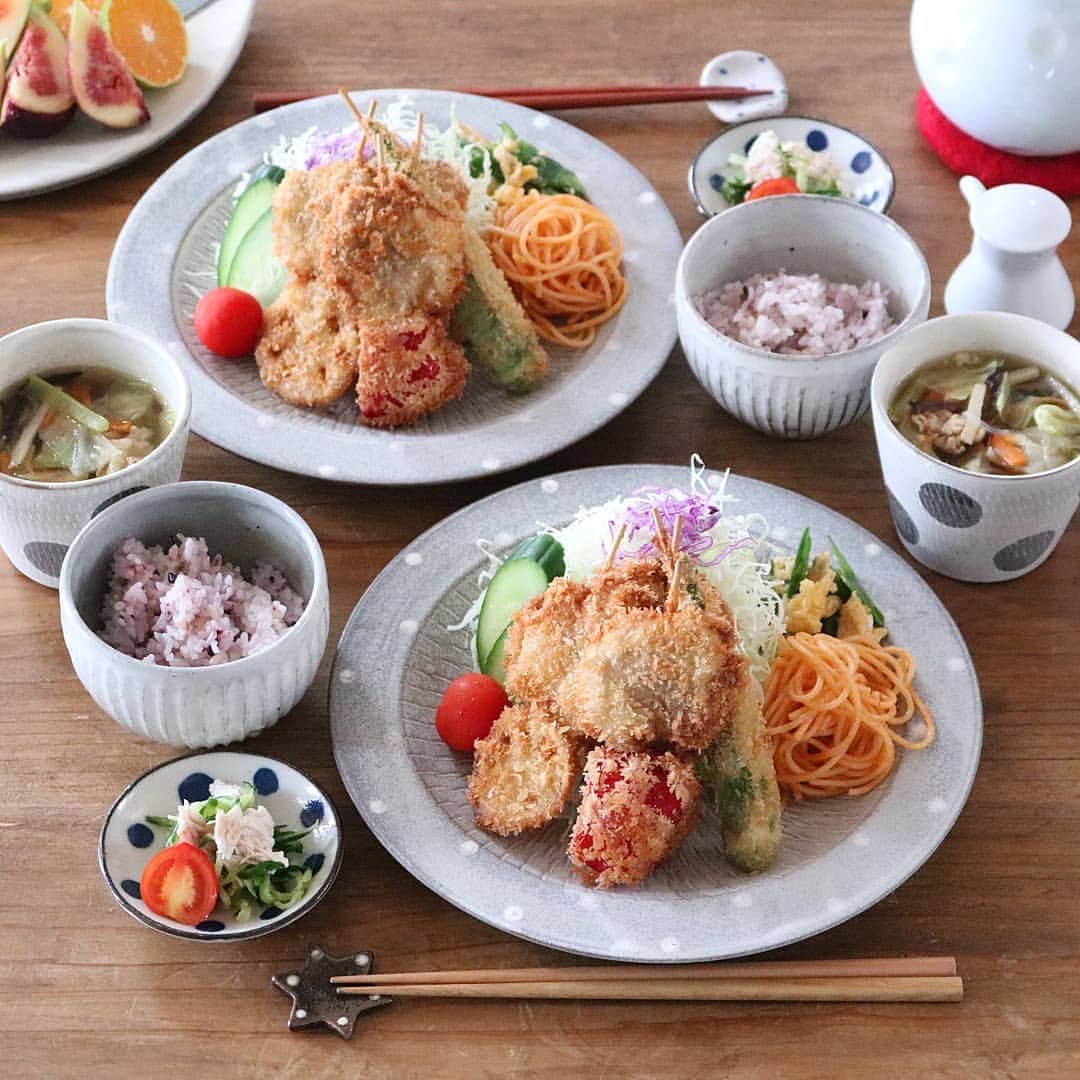yunaのインスタグラム：「♩ . よるごはん . 串カツ 春雨スープ ささみときゅうりの和え物 雑穀ごはん フルーツ . . #yunaご飯#igersjq#今日のごはん#食卓#献立#yummy#ていねいな暮らし#お家ごはん#器#foodstagram#lin_stagrammer#delistagrammer#Japanesefood#デリスタグラマー#クッキングラム#クッキングラムアンバサダー#タベリー#フーディーテーブル#てづくりごはん365#おうちごはん#おうちごはんlover#Japan#マカロニメイト#夜ごはん#晩ごはん#小石原焼#翁明窯元#白山陶器#波佐見焼」