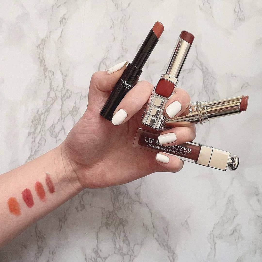 R i R y (リリー)さんのインスタグラム写真 - (R i R y (リリー)Instagram)「『 秋にぴったりな #ブラウンリップ ７選🤎💄』　　  #プチプラ から #デパコス まで!  旬顔が叶うブラウンリップをまとめてみました✨ 商品詳細は最後にまとめてあります！♡  Photo by﻿ @rii_maru @lg1125k ✴︎---------------✴︎---------------✴︎﻿ ﻿ ▶▶Instagram・Twitter・TikTokで掲載する写真を募集中📸﻿ カワイイ写真が撮れたら、@velle.jp をタグ付けするか、ハッシュタグ #velle_jp をつけて投稿してみてね♪﻿ ﻿ velle編集部と一緒にカワイイで溢れるvelleを創っていこう😚🤍  ✴︎---------------✴︎---------------✴︎﻿ #ロレアルパリ #リップ﻿ #口紅 #秋コスメ #秋メイク #makeup #dior #visee﻿ #lorealparis #cezanne﻿ #くすみブラウン #メイク #おすすめコスメ #秋コスメ #秋服 #お洒落さんと繋がりたい #お洒落な人と繋がりたい  #ディオール #マキシマイザー」10月13日 18時21分 - velle.jp