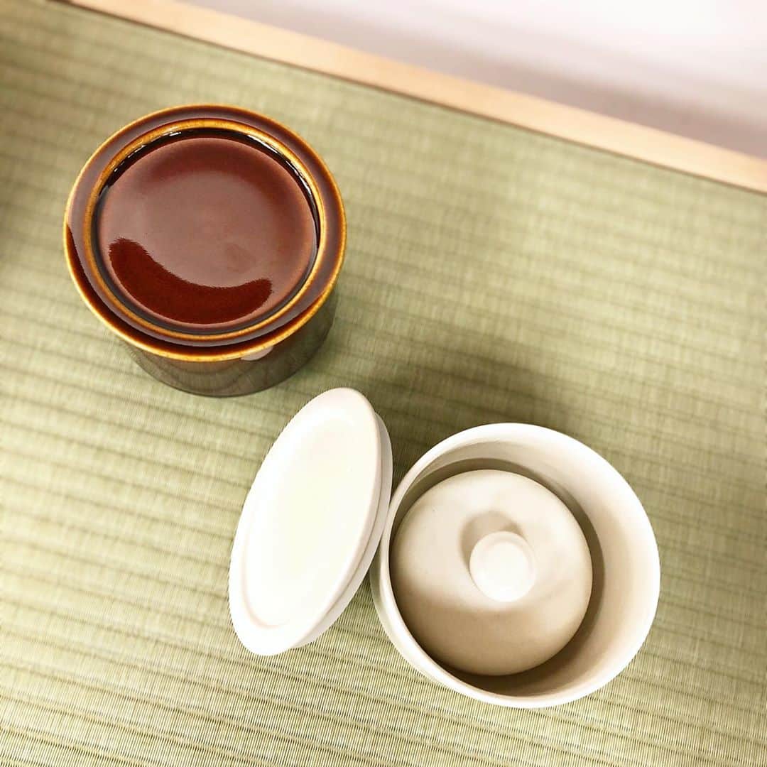 BEAMS JAPANさんのインスタグラム写真 - (BEAMS JAPANInstagram)「【NEWARRIVAL】 ＜別注 信楽焼 浅漬け鉢＞ 重しフタが付いた信楽焼の浅漬け鉢。  食卓時にそのまま出しても “さまになる”シンプルで美しいデザイン。  一晩置けば簡単に美味しい浅漬けの出来上がり。  お漬物やキムチなどを お家で手軽に楽しむことができる便利アイテムです。  商品番号 5671-0388 ¥7,500+tax . ▼信楽焼（しがらきやき） 滋賀県甲賀市信楽で作られる陶器。 鎌倉時代以前より継続している古い窯の中でも 代表的な6つに数えられる ”日本六古窯”と呼ばれる歴史深い陶器産地の1つです。  BEAMS JAPAN 1F ☎︎ 03-5368-7314 #beams  #beamsjapan  #beamsjapan1st  #ビームスジャパン #新宿 #新宿三丁目 #日本製#浅漬け鉢 #別注#限定#信楽焼 #madeinjapan #limitededition #shigaraki #newarrivals」10月13日 18時24分 - beams_japan