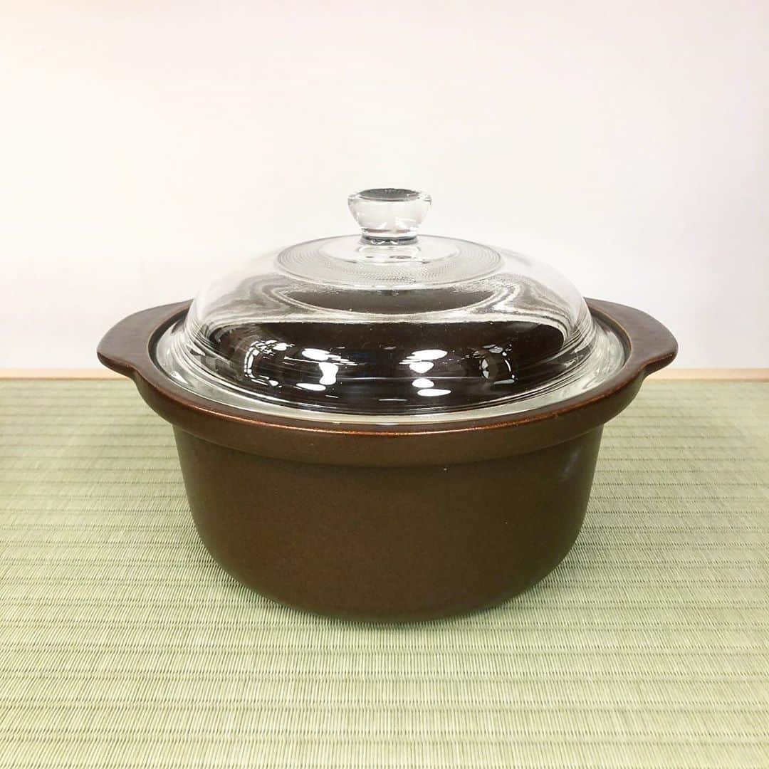 BEAMS JAPANさんのインスタグラム写真 - (BEAMS JAPANInstagram)「【NEWARRIVAL】 ＜信楽焼 ファミリークッカー鍋＞  土鍋のような熱持ちの良さが特徴の 信楽焼陶器のファミリクッカー。  食卓で鍋のように使うのも良し、 キッチンで調理してから 直接鍋のように食卓に持っていくのも良しの 便利なアイテムです。  フタはガラス製で、 中の様子を見ながら調理出来ます。  これからの季節、 煮込み料理や鍋料理はもちろん ガス火を使って炊くご飯もオススメです。  商品番号 5672-0220 ¥6,000+tax . ▼信楽焼（しがらきやき） 滋賀県甲賀市信楽で作られる陶器。 鎌倉時代以前より継続している古い窯の中でも 代表的な6つに数えられる ”日本六古窯”と呼ばれる歴史深い陶器産地の1つです。  BEAMS JAPAN 1F ☎︎ 03-5368-7314 #beams  #beamsjapan  #beamsjapan1st  #ビームスジャパン #新宿 #新宿三丁目 #日本製#鍋 #別注#限定#信楽焼 #madeinjapan #limitededition #shigaraki #newarrivals」10月13日 18時24分 - beams_japan