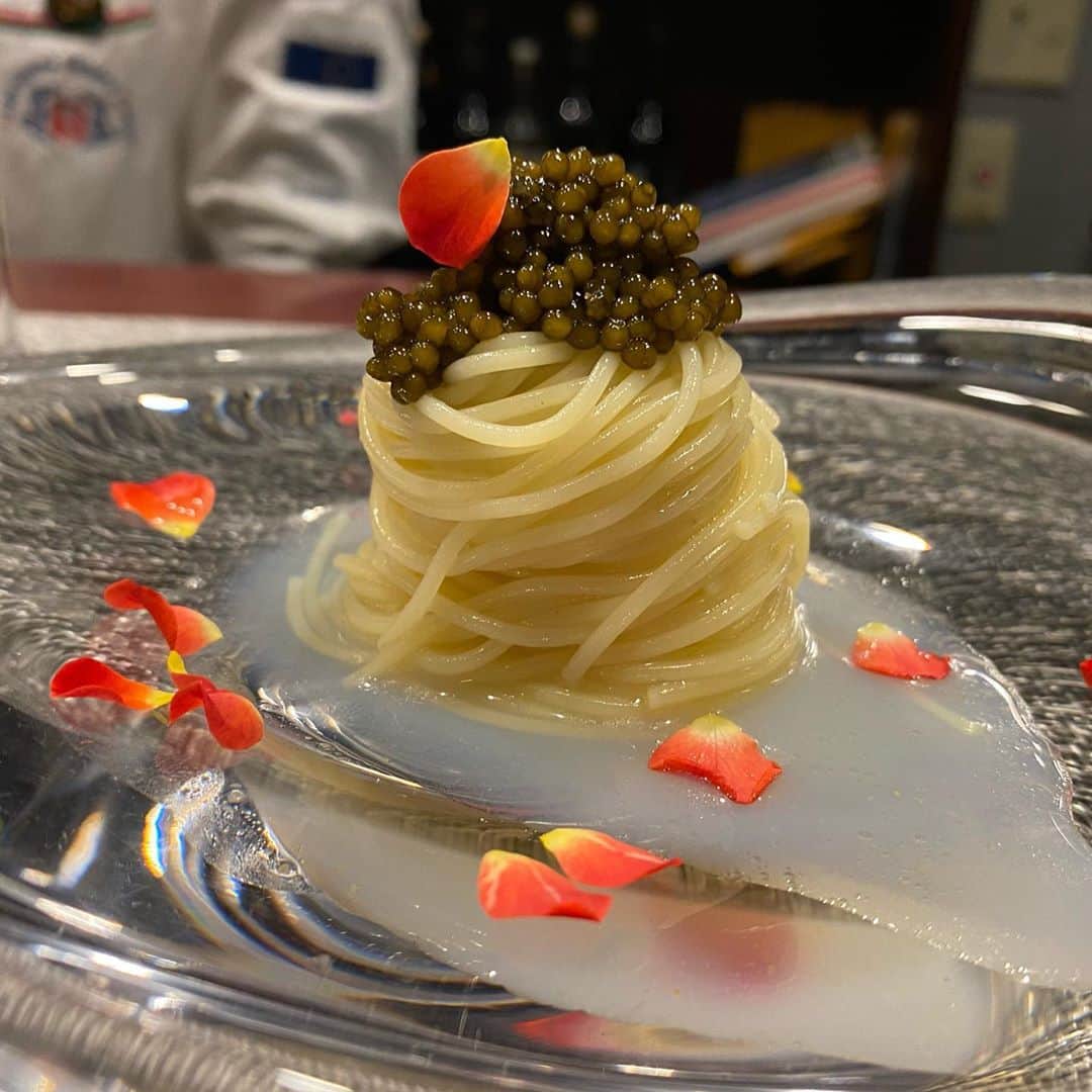 東京外食女さんのインスタグラム写真 - (東京外食女Instagram)「#Giovanni #武蔵小山 . . この薔薇のカッペリーニ、 ジョバンニ名物ですが 本当に美味い。 . 1度でいいからこれ山盛りで 泡を嗜みたい…。 . . 毎回ジョバンニの投稿をすると 問い合わせが殺到しますが DM通過するか紹介しか 難しいと思います。 . . 私にすら問い合わせ殺到なので @giovanni_y5 アカウントは DM荒れてるのでは…と笑 . . 昨日tiktokでバズったら(炎上) 画面ポップアップが スマホ壊れるんじゃないかくらい 通知が鳴り響いてた。 . . これ芸能人や人気店のシェフの DMって確実に荒れ狂ってると思う。 . . . もう本当にこの薔薇のカッペリーニは 次の店で出さないのかな…。 . 場所はどこに移ってもいいけど、 このメニューがなくなるのだけが 本当に心配だし もしそうなったら嫌だ！ . . . 人生で食べて来た カッペリーニの中で これが一番わたしは好き。 . ハマグリの出汁とカッペリーニと キャビアでなんとか再現しようとしたけど 全くもって無理だった。 . . . 心境変わりまして、 今は真似しようと思う 気持ちが失せるほど、 ジョバンニの料理は唯一無二。 . . . エンリケ空間があるなら ここはジョバンニ空間。 . . #ラストGiovanni #エンリケ空間 @eri.ogawa1102  @giovanni_y5  #ジョバンニ空間 #ジョバンニ #武蔵小山グルメ  #武蔵小山に各界の著名人を呼び集めた偉人w #立野さん #イタリアン #食べるの好きな人と繋がりたい  #グルメ好きな人と繋がりたい  #グルメ #gourmet #東京グルメ #武蔵小山ディナー #実質紹介制 #変態 #japan_of_insta  #japanrestaurant  #japan」10月13日 18時26分 - himeno_0729