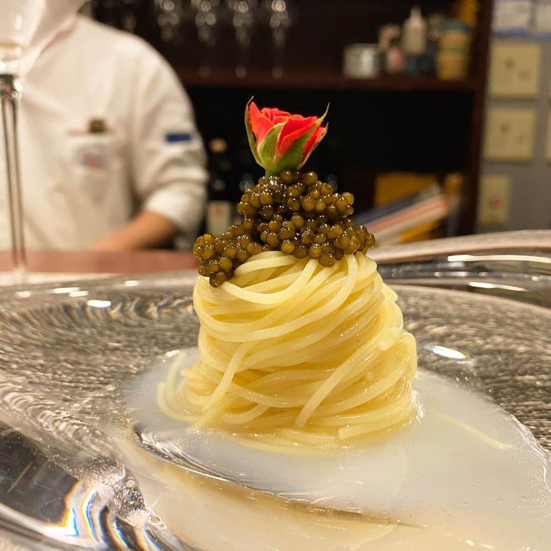 東京外食女さんのインスタグラム写真 - (東京外食女Instagram)「#Giovanni #武蔵小山 . . この薔薇のカッペリーニ、 ジョバンニ名物ですが 本当に美味い。 . 1度でいいからこれ山盛りで 泡を嗜みたい…。 . . 毎回ジョバンニの投稿をすると 問い合わせが殺到しますが DM通過するか紹介しか 難しいと思います。 . . 私にすら問い合わせ殺到なので @giovanni_y5 アカウントは DM荒れてるのでは…と笑 . . 昨日tiktokでバズったら(炎上) 画面ポップアップが スマホ壊れるんじゃないかくらい 通知が鳴り響いてた。 . . これ芸能人や人気店のシェフの DMって確実に荒れ狂ってると思う。 . . . もう本当にこの薔薇のカッペリーニは 次の店で出さないのかな…。 . 場所はどこに移ってもいいけど、 このメニューがなくなるのだけが 本当に心配だし もしそうなったら嫌だ！ . . . 人生で食べて来た カッペリーニの中で これが一番わたしは好き。 . ハマグリの出汁とカッペリーニと キャビアでなんとか再現しようとしたけど 全くもって無理だった。 . . . 心境変わりまして、 今は真似しようと思う 気持ちが失せるほど、 ジョバンニの料理は唯一無二。 . . . エンリケ空間があるなら ここはジョバンニ空間。 . . #ラストGiovanni #エンリケ空間 @eri.ogawa1102  @giovanni_y5  #ジョバンニ空間 #ジョバンニ #武蔵小山グルメ  #武蔵小山に各界の著名人を呼び集めた偉人w #立野さん #イタリアン #食べるの好きな人と繋がりたい  #グルメ好きな人と繋がりたい  #グルメ #gourmet #東京グルメ #武蔵小山ディナー #実質紹介制 #変態 #japan_of_insta  #japanrestaurant  #japan」10月13日 18時26分 - himeno_0729