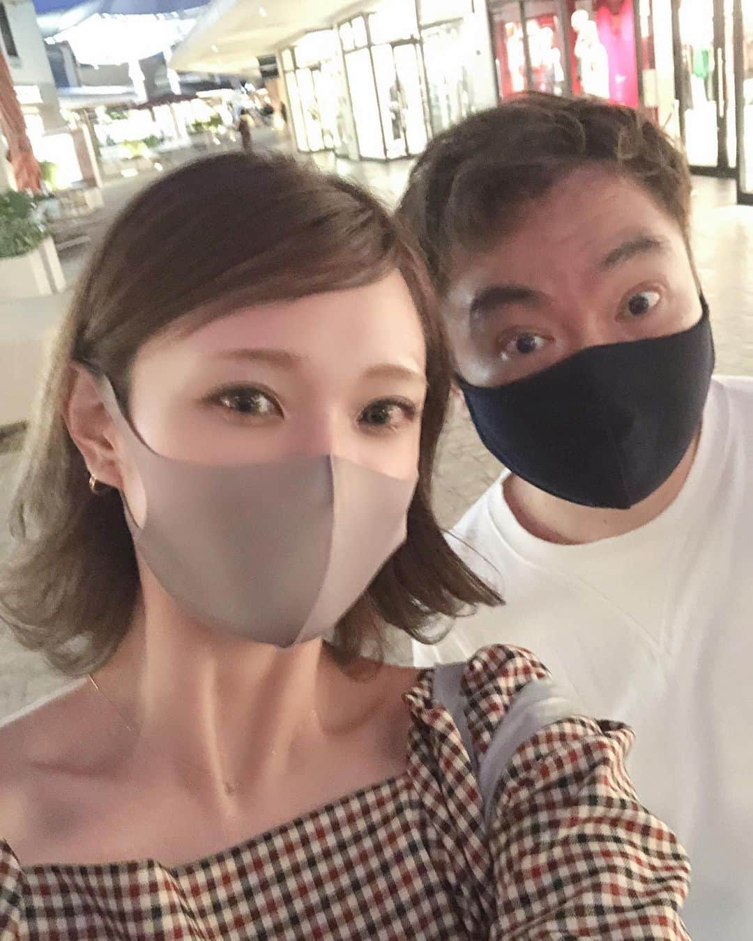 佐々木かいさんのインスタグラム写真 - (佐々木かいInstagram)「昨日は、"くじくじ"ファミリーとアウトレットへ🛒🌴🥿♡沢山歩いたので、とっても良い運動になったし、やっぱりお買い物は楽しい🙈🧡 ワンピース→ @zara  フラットシューズ　@gu_for_all_  ・ #アウトレット#夫婦#お買い物」10月13日 18時29分 - kai_s_1213