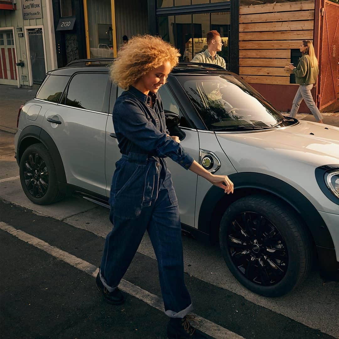 MINI Japanさんのインスタグラム写真 - (MINI JapanInstagram)「The New MINI Crossover PHEV.で、ココロまで充電しよう。⁣ ⁣ 考え抜かれたデザインと精密なエンジニアリングで、パワーと効率を完璧に両立。⁣ スタイルあるSUVで、スポーティな走りを体験しよう。⁣ ⁣ #MINIJapan #この日常にひらめきを #TheNewMINICrossover #TheNewMINICrossoverPHEV #PHEV #SUV #ALL4」10月13日 18時30分 - mini_japan