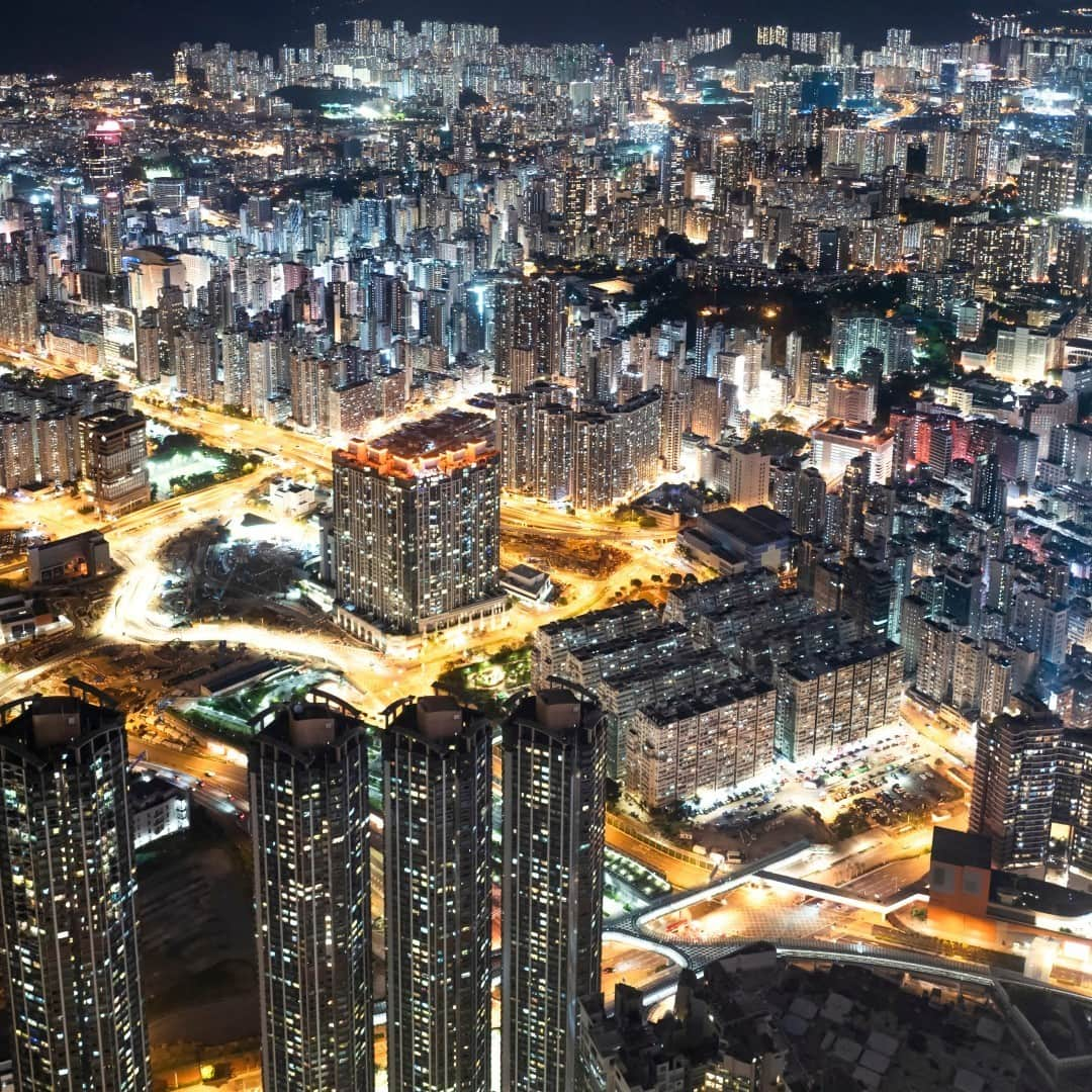 Discover Hong Kongさんのインスタグラム写真 - (Discover Hong KongInstagram)「When the city is aglow at night! 燈光璀璨嘅九龍夜景，你喜歡嗎？ 📷: Photographer @edaswong  with Leica Q P 攝影：黃建榮；相機︰徠卡 Q P  #DiscoverHongKong @leicacamerahk」10月13日 18時30分 - discoverhongkong