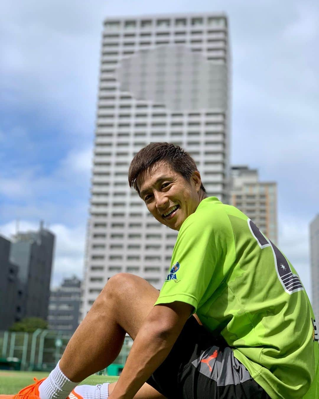 福西崇史さんのインスタグラム写真 - (福西崇史Instagram)「. 気持ちいい〜⚽️ . 天気がよくて、風が心地良くて、いい汗かいて、サッカーするのが楽しくて…👍 . 皆さんも体を動かしてる？ いいよ〜💪 . #soccer #sports #よく見るとこんなにビルあるのね #ボールは友達 #久しぶりでボールが足につかず #enjoy #休憩も必要だよ #puma」10月13日 18時30分 - takashi_fukunishi