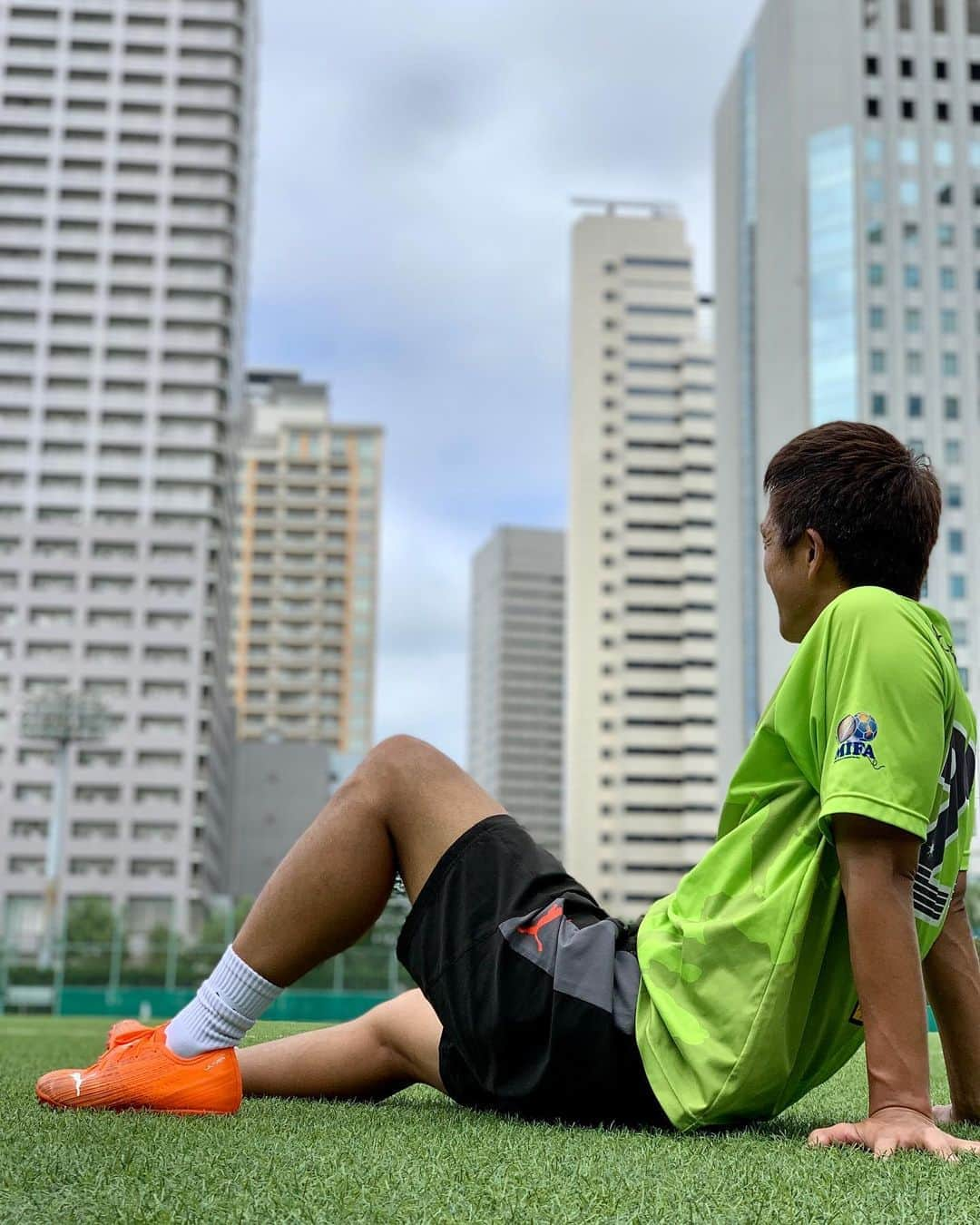 福西崇史さんのインスタグラム写真 - (福西崇史Instagram)「. 気持ちいい〜⚽️ . 天気がよくて、風が心地良くて、いい汗かいて、サッカーするのが楽しくて…👍 . 皆さんも体を動かしてる？ いいよ〜💪 . #soccer #sports #よく見るとこんなにビルあるのね #ボールは友達 #久しぶりでボールが足につかず #enjoy #休憩も必要だよ #puma」10月13日 18時30分 - takashi_fukunishi