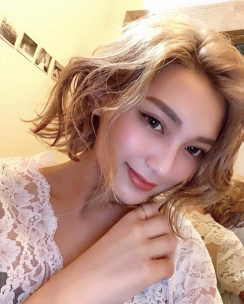 えまぽち(穂波エマ)のインスタグラム：「わしこーゆー系もいけるんよ  #薄メイク#した方が#大人っぽいタイプ  #ボブアレンジ #ボブ #切りっぱなしボブ」