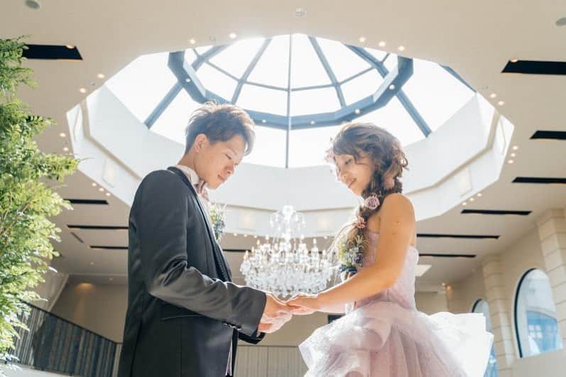 金沢結婚式 ヴィラグランディス金沢のインスタグラム：「@villagrandis_kanazawa   Let us cling together  手をとりあって🌿  #おすすめショット　#📷 ①  【#ヴィラ嫁　#ヴィラファミリー】  ●プレ花さん　 ●卒花さん　 ●ヴィラグランディスと出逢って下さった皆様  #ヴィラ嫁 #ヴィラファミリー @villagrandis_kanazawa   で最幸の想い出を共有しましょう🌿  ヴィラグランディスを応援し想って下さる皆様のファミリーとして当日だけではなくこれからも人生を一緒にお祝いしていけますように🥂」
