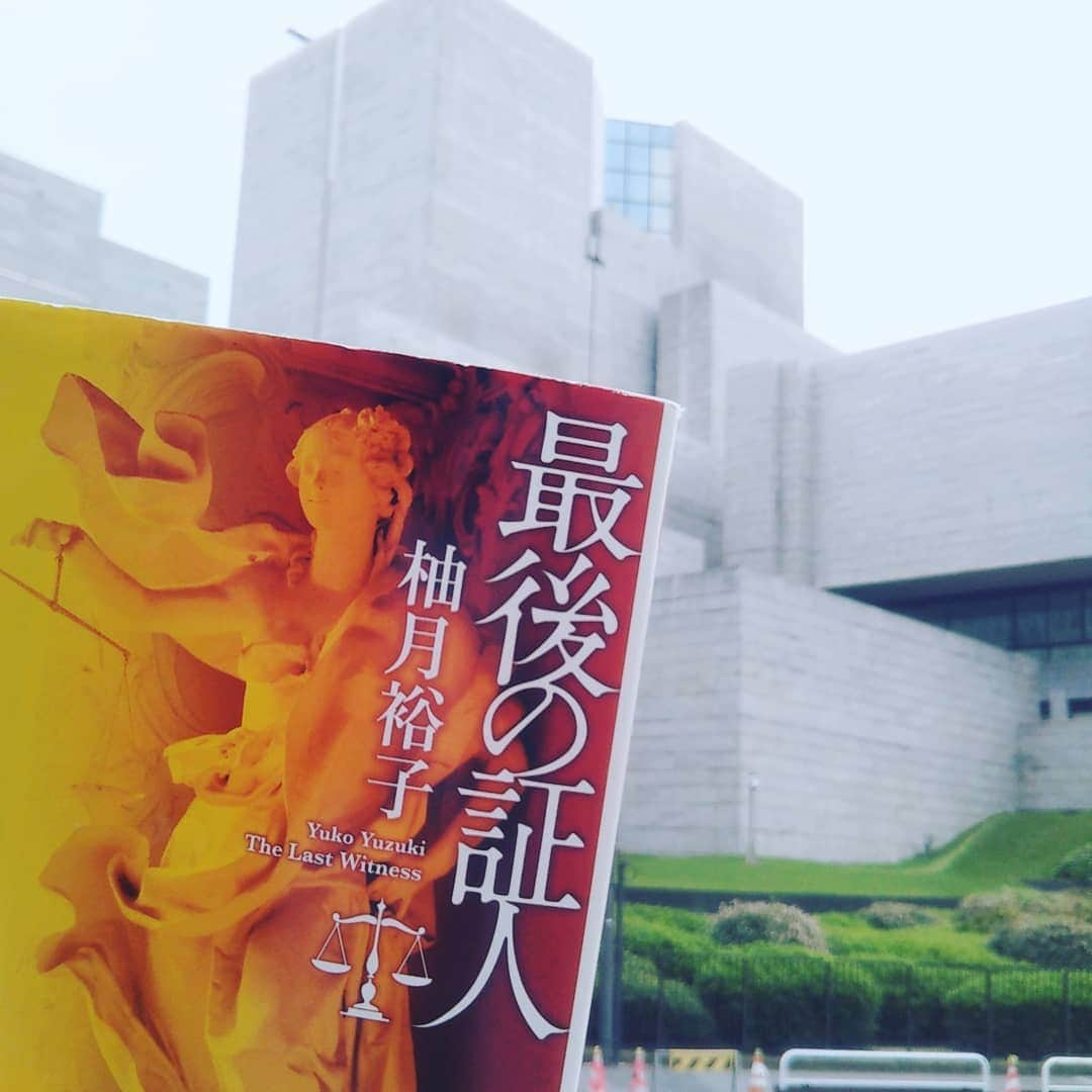 尾上緑さんのインスタグラム写真 - (尾上緑Instagram)「尾上緑のKa☆Book！！㉝  【最後の証人】柚木裕子 読了  誰でも過ちは犯す。  しかし一度なら過ちだが、二度は違う。  二度目に犯した過ちは、  その人間の生き方だ。（本文より）  さて、10月国立劇場のお芝居。  «魚屋宗五郎» 宗五郎は禁酒の誓いを破り、酒の勢いに任せて殿様の屋敷へ暴れ込み、  «太刀盗人» では、身体中に盗品をくくりつけたスリが、さらに人の刀へと手を伸ばし...  劇場の隣は、最高裁判所。  この幕の続きはお隣さんで...  #魚屋宗五郎 #太刀盗人 #十月歌舞伎公演 #国立劇場  #悪人滅び善人栄え  #幕切れ #磯部の殿様 #坂東彦三郎 丈 #めでたしめでたしモード全開 #締めの台詞 #あれ？ #言ってるお殿様が一番悪い？？ #この事件 #そもそも貴方が酔って #お蔦さんを斬ったからなのでは？？  #裁判長 ! #異議あり !!  #事件の真相はぜひ劇場で  #最後の証人  #柚木裕子  #最高裁判所  #読書好き#本#小説 #読書好きな人と繋がりたい #本好きな人と繋がりたい #小説好きな人と繋がりたい #秋の夜長 #読書の秋 #Ka☆Book！」10月13日 18時38分 - onoe_midori