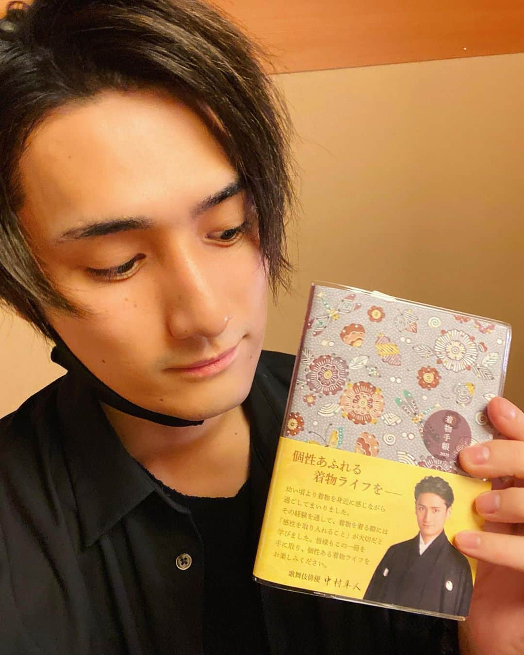 中村隼人さんのインスタグラム写真 - (中村隼人Instagram)「「着物手帳」2021版の帯を書かせて頂きました❗️ お着物に興味ある方、ぜひご覧ください🤔 #着物手帳 #中村隼人 #型絵染」10月13日 18時39分 - 1130_nakamurahayato