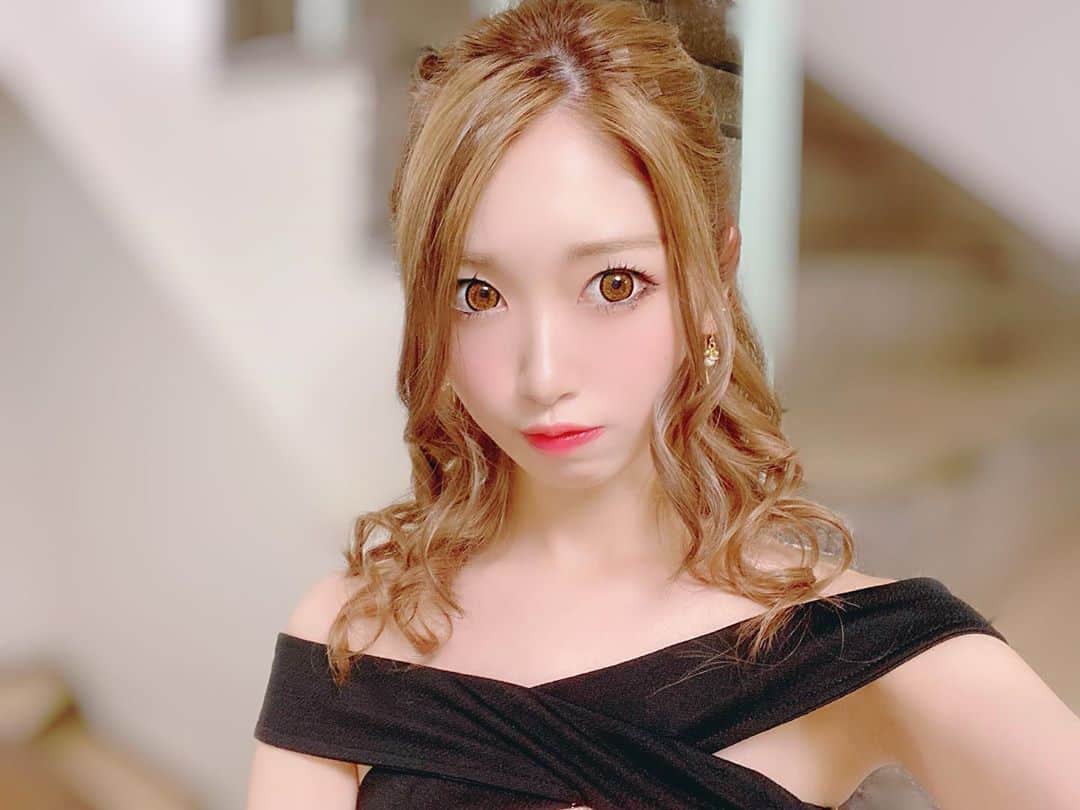 そら のインスタグラム：「今日から出勤しやすφ(*´｀*)  ﻿ #新宿 #歌舞伎町 #六本木 #ミナミ #キャバ嬢﻿ #キャバクラ #姉妹 #キャバキャバ #麻布 #ラウンジ﻿ #キャバレー #ガールズバー #自撮り女子」