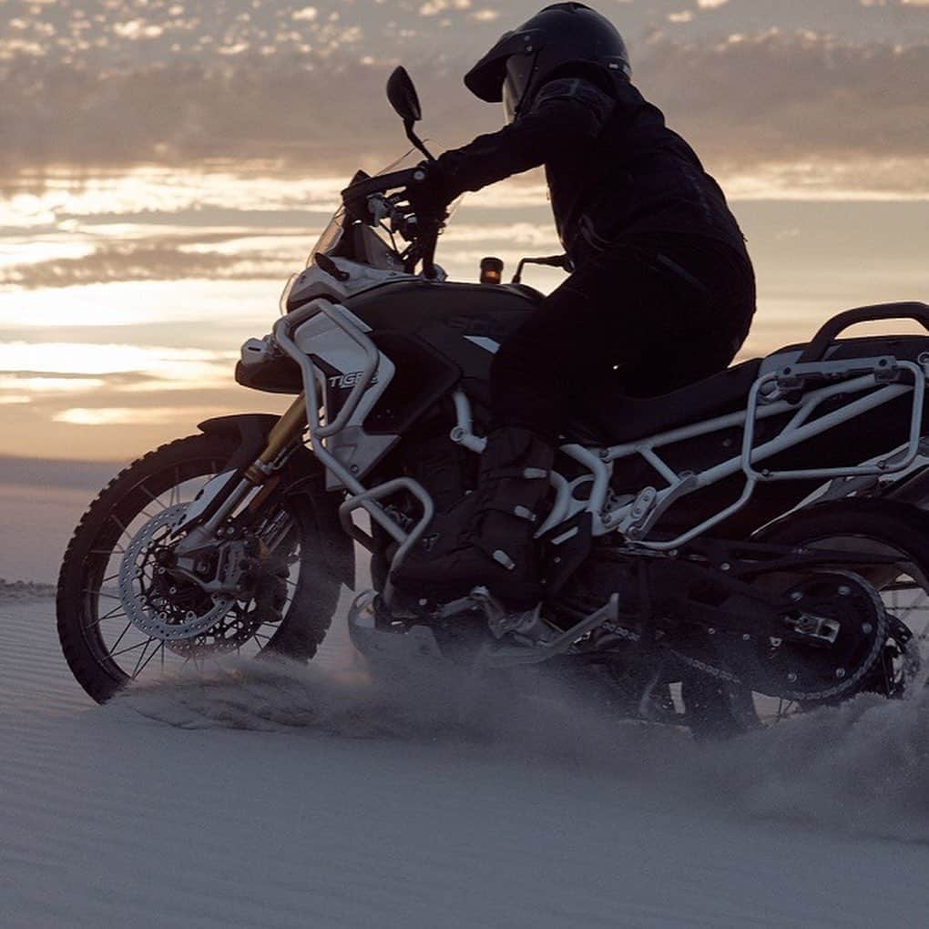 のインスタグラム：「【新型Tiger900シリーズ】 新型Tiger 900シリーズは、ライディングアドベンチャーを思い通りに実現できる性能、エンジン、シャシー、テクノロジー、そして精悍なアドベンチャースタイルをすべて備えたモーターサイクルです。  詳細は下記URLよりアクセスください https://fal.cn/3aT25  #TriumphOfficial #tiger900 #ForTheRide #タイガー900 #トライアンフはかっこいい #バイク #バイク好きな人と繋がりたい #バイクのある風景 #バイクが好きだ#バイク好き #バイク乗りと繋がりたい #理想のライドがそこにある#triumph #トライアンフ乗りと繋がろう2020秋」