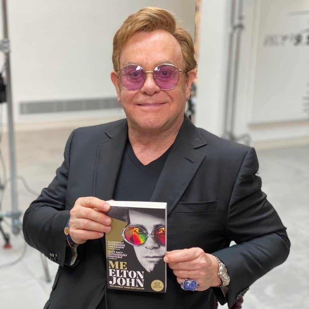 エルトン・ジョンさんのインスタグラム写真 - (エルトン・ジョンInstagram)「It’s here! I’m so delighted to release the paperback edition of ‘Me’ into the world. There’s a brand new chapter that covers the highs and lows of the last year and I hope you enjoy reading it as much as I have enjoyed writing it 🚀 #EltonJohnBook」10月13日 18時46分 - eltonjohn