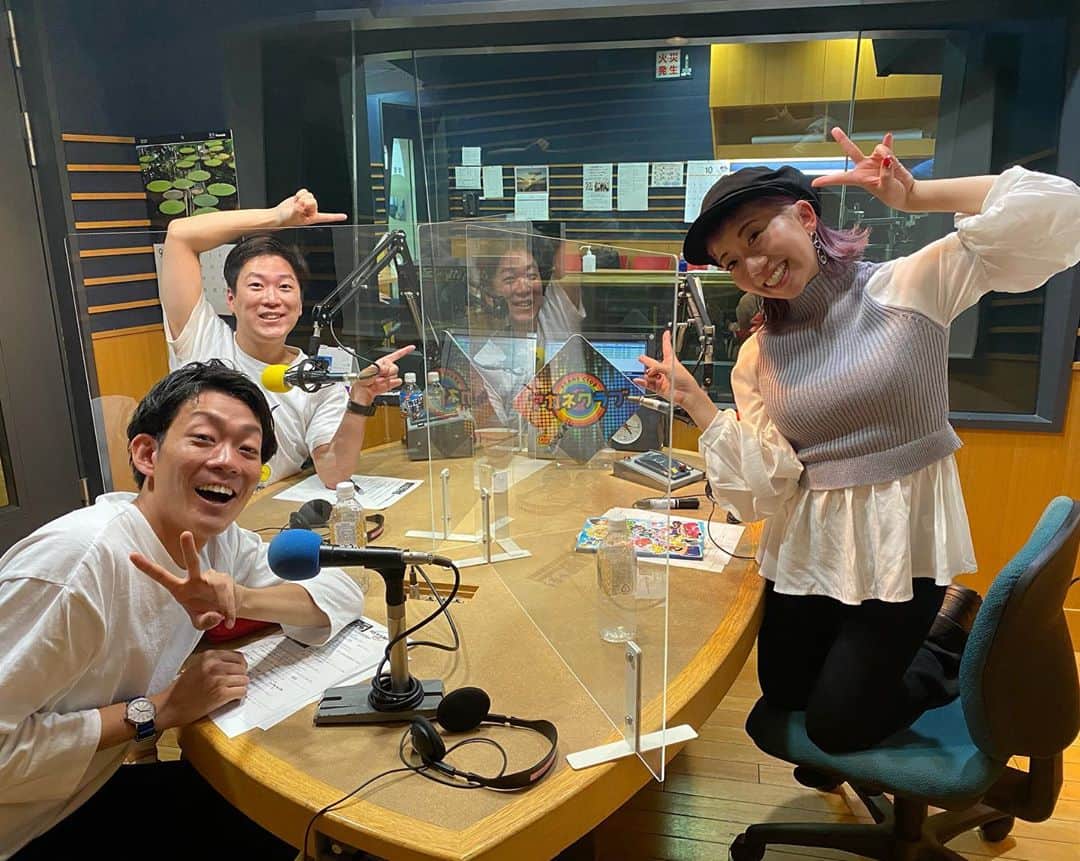 皆川勇気のインスタグラム：「先日、振付師のakaneさんのラジオ番組におじゃましました😆  FM大阪にて、10月19日(月)18:00からオンエアの「アカネクラブ」お聴きください😌👂  3人とも同い年☺️めちゃくちゃ盛り上がって、めちゃくちゃ楽しかったです😆 小学校低学年まで第1.第3土曜日は午前中までだけ学校行ってた世代です😌」