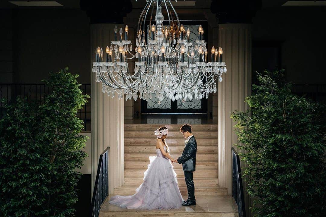 金沢結婚式 ヴィラグランディス金沢のインスタグラム：「@villagrandis_kanazawa   まるで映画のワンシーン  #おすすめショット　#📷 ③  【#ヴィラ嫁　#ヴィラファミリー】  ●プレ花さん　 ●卒花さん　 ●ヴィラグランディスと出逢って下さった皆様  #ヴィラ嫁 #ヴィラファミリー @villagrandis_kanazawa   で最幸の想い出を共有しましょう🌿  ヴィラグランディスを応援し想って下さる皆様のファミリーとして当日だけではなくこれからも人生を一緒にお祝いしていけますように🥂」