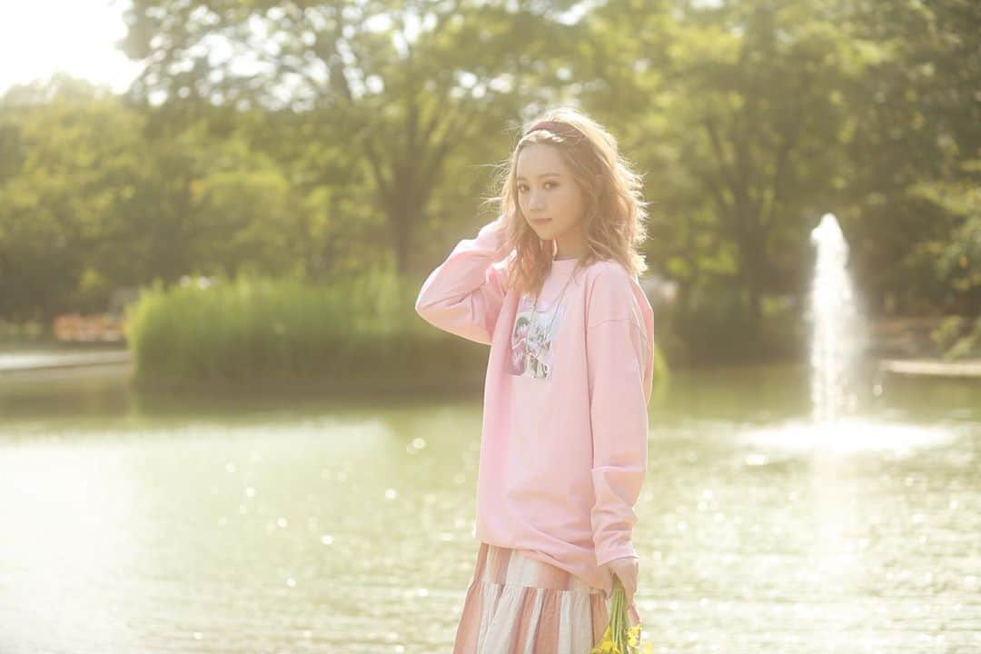 MACOのインスタグラム：「恋人なんて所詮他人同士、相違があって当然、あなたのそういうところ 本当よくわかんない。けど その考え方は本当に尊敬するわ、みたいな瞬間が好きで 私にはないもの あなたにあるもの、全部ひっくるめて"価値観"なんてもんは新しく作っていけばいいし 一緒に生きていて 最終的に「あはは」って笑えたらそれでオッケー。ほんわかハッピーでいたいしいてほしい。幸せの形は人それぞれ 人と比べて病まなくていいし これを聴いてくれるみんなもそんな風に気楽に恋愛や人生楽しんで欲しい、新曲を出すたび「沢山の人に届いてほしい」と願うけど、この曲は届いたみんなに沢山口ずさんで欲しい(歌って欲しい)なんて図々しくも思ってしまうくらい愛しい曲になりました。10月23日『再恋愛』リリースです。💐  #再恋愛 #MACO #新曲  #4ヶ月連続リリース」