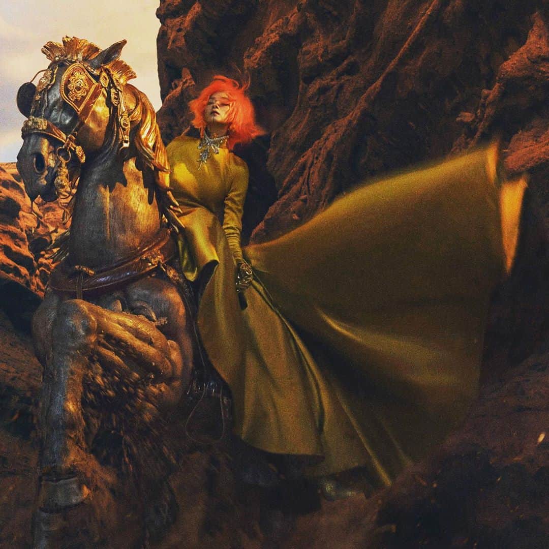 アレクシマビーユのインスタグラム：「Thanks @harpersbazaarhk for this cinematographic editorial @alexismabille worn by the great chinese star #wanqian shot @chenman styled @wanggugu #harpersbazaar #china #hongkong #alexismabille #cinematographic #yellow #likeamovie #cartoonlike #strong #power #sumerheroes #powerwoman #alexismabillehautecouture」