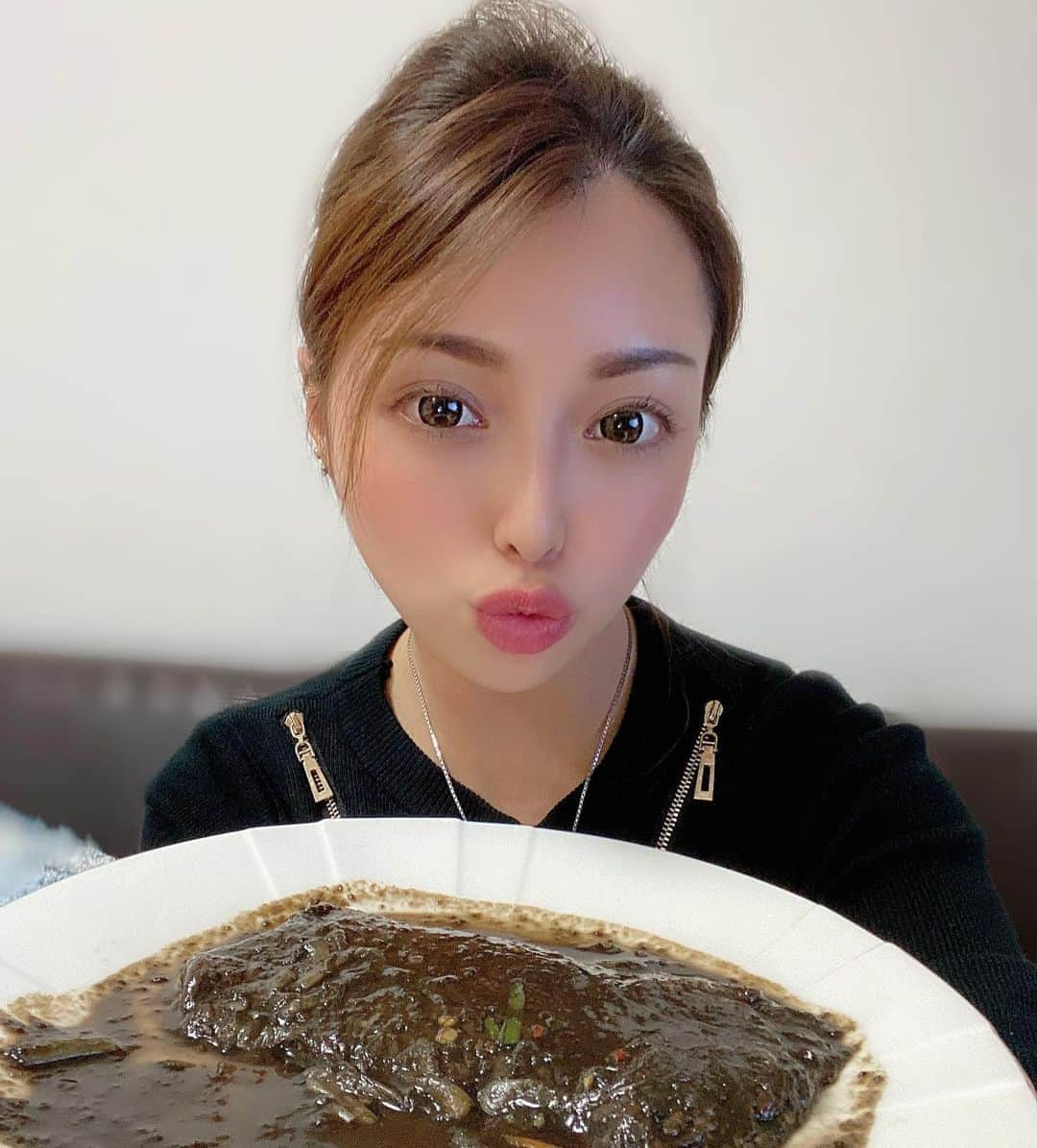のインスタグラム：「美味しい美味しいときいてた 念願のくろべこブラック✨ @yakiniku_kurabeko  タレが絶品の漬け込み肉☺️ 五感（視覚、聴覚、触覚、味覚、嗅覚）でも焼肉を味わっていただくため、抗酸化作用を持つ食材(ココア・ごま・味噌)などを28種類使用しフルーツの酵素で丸２日間熟成させた自然の素材で仕上げた真っ黒なハラミステーキなんやって✨😳 この28種類のスパイス、フルーツ、味噌がたっぷり配合された黒タレ✨ ちょいピリ辛でスパイシーさもあって お肉もすごく柔らかい🤤♡ 真っ黒だから いつ焼けてるかわからないって人も多いけど くらべこステーキ🥩 私は ハサミで切って食べたけど 切った時に赤いかどうかで判断できるよー✨ 白い炊き立てのご飯によく合うし 美味しくって大きめの2枚 ぺろりでした☺️  #くらべこ #くらべこブラック #くらべこ調理法　#お取り寄せグルメ #肉スタグラム #フォトジェ肉 #おうち焼き肉 #pr」