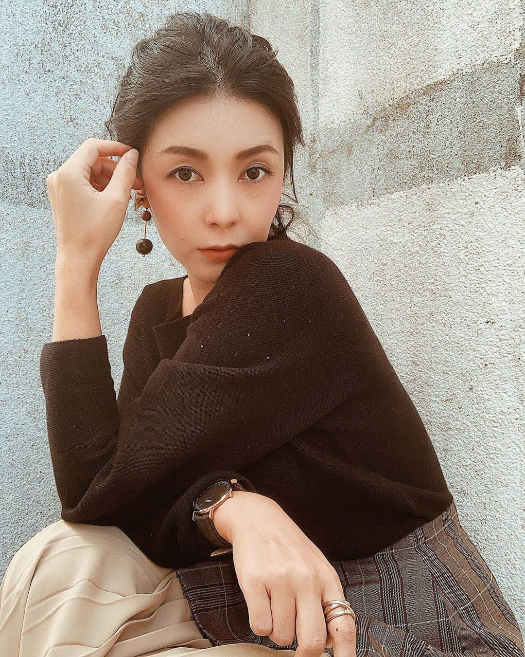 日下裕江さんのインスタグラム写真 - (日下裕江Instagram)「壁にもたれてたら 白い粉が洋服に付いちゃった🤭w  UNIQLOのプリーツスカートに MURUAのチェックベルトをonして レイヤードコーデにしてみた♡  普通が好きじゃないから すぐレイヤードしたくなる♪  秋服って楽しいな🍂 色んなレイヤードが楽しめる季節♪  Tops @uniqlo  Bottoms @uniqlo  Belt @murua_official  Shoes @katespadeny   #ootd #outfit  #秋コーデ #秋はお洒落が楽しい季節 #レイヤードコーデ #レイヤードスカート #レイヤードプリーツスカート #uniqlo #uniqloコーデ #ユニクロ #ユニクロコーデ #fashion #fashiongram」10月13日 18時52分 - hiroe___h