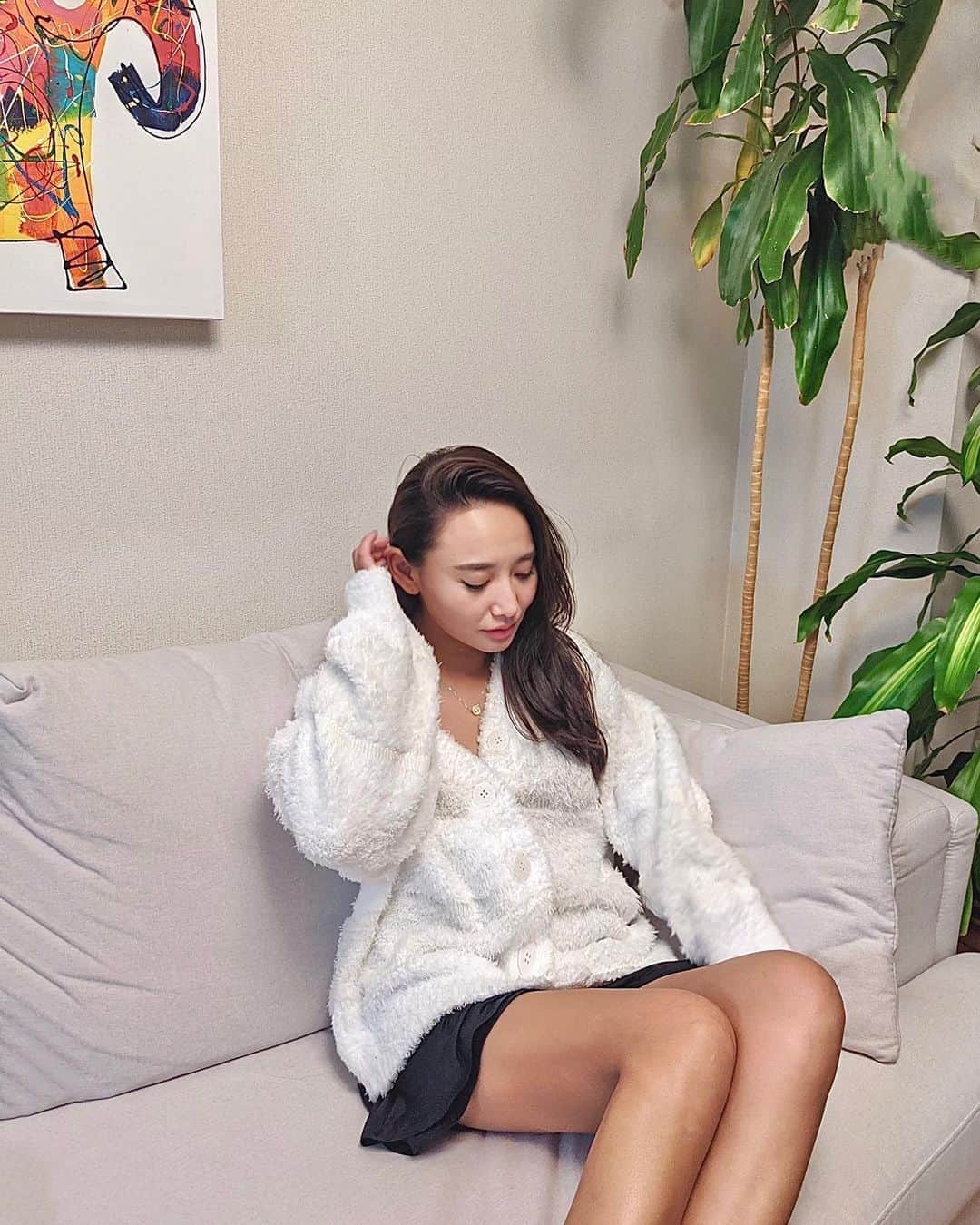 のインスタグラム：「ふわふわもこもこ🤍 何でもかんでもポチッとしてしまうアマゾンヘビーユーザーにとって嬉しいサービスがあるよ〜✨ それは、『プライム・ワードローブ』👗👟 Amazonプライム会員限定のサービスで、服、靴、ファッション小物の対象商品を購入する前に試着できるんです❣️ 色で悩んだアイテムもカラバリをオーダーして似合うものを買えたり、サイズが合うかな？と思ったワンピースも気兼ねなくポチッとできてしまう🥰❣️ . スポーツ系もあったのでホットヨガ用にスポブラも2つオーダーして結局アディダスの黒に🥰 これで更にお買い物が楽しくなりそう✨ アマゾンプライム会員なら無料なので、みんな使ってみてくださいーっ✨ ちなみにプライムデーは10月14日までだよー💕 . . #yuxiao_outfits #ootd #fashion  #emmiyoga #snidel #gelatopique #PrimeDay #amazonで発見 #amazonfashionjp  #Amazonプライム #PR #プライムデー #ジェラートピケ #アディダス  #チャンピォン #部屋着 #もこもこ #スナイデル」