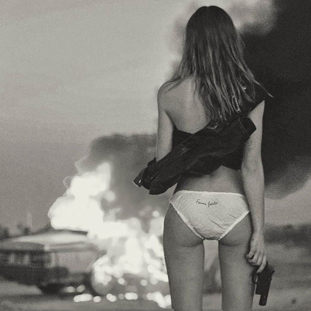 SONYA ESMANのインスタグラム：「𝒻𝑒𝓂𝓂𝑒 𝒻𝒶𝓉𝒶𝓁𝑒.」