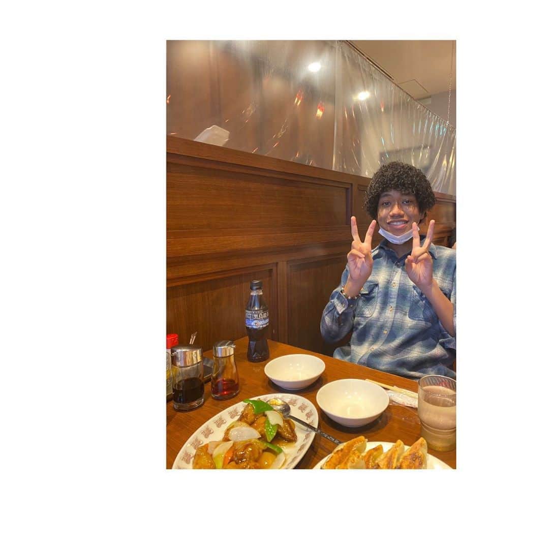 BmF【公式】さんのインスタグラム写真 - (BmF【公式】Instagram)「この間中華料理を食べに行きました🥟🥡 ・ IZAは美味しいものが大好きなのでたくさん頼みました😁 中華料理って思ったよりも量が多くて餃子もデカくて頼んでから後悔(笑) でも、美味しくて美味しくて完食しました🤟🏾✌🏾 また行きたいです！！！ ☆ ☆ ☆ #IZA 🇯🇵×🇬🇳 🧑🏾‍🦱 #BmF #ビーマイナーエフ #メンズコーデ #18歳 #ハーフ  #photooftheday #池袋グルメ  #中華  #餃子だいすき  #ig_japan」10月13日 19時07分 - bmf_twr