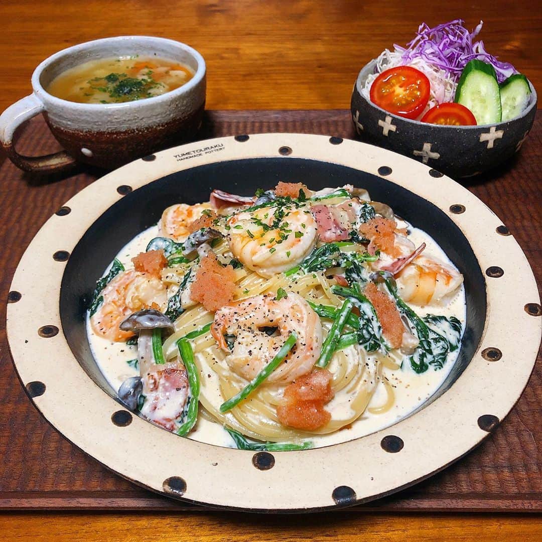 chaako ちゃあこのインスタグラム：「2020.10.13 * * 今日の晩御飯٩(๑❛ᴗ❛๑)۶ * ＊ジンジャー明太子クリームパスタ ＊サラダ ＊キャベツたっぷりスープ * でした(๑´ڡ`๑) * 今日はクリームパスタ。 本当は… 『ぷりぷり海老とほうれん草としめじのジンジャー明太子クリームパスタ』 が私的には正式名称なんだけど(笑) 長過ぎるので前半切り捨てました(￣m￣*) * 具材は海老とほうれん草としめじに、少しだけベーコン。 * ほうれん草、久しぶりに買ったわ(笑) 何ヶ月ぶりか思い出せないくらい( ºωº Ξ ºωº ) まだ今も高いから悩んだけど、久しぶりにほうれん草いっぱい食べたくて。 * 明日は胡麻和えにします♡ * で、ソースなのですが。 いつものクリームパスタに明太子と、おろし生姜入り。生姜です。生姜。ジンジャー。しつこい？ * 若い時に(笑)、研修とバイトをしていたイタリアンのお店の、1番人気のパスタが明太子クリームパスタで。そのパスタ、隠し味におろし生姜が入ってて。 * これが凄く合うんです。 えー！とか、嘘ー！とか思うでしょ？ めっちゃ美味しいんですよ( ́•ૢ⌔•ૢ ̀) * 研修終わって専門学校で研修の成果を発表する時に、私はこのお店の明太子クリームパスタ作ったんですけど、試食の時に皆んなに評判で。勿論、生姜入り。 * おろし生姜はパスタを加えてソースと混ぜ合わせる時に、サッと入れます。最後に入れないと、風味も飛ぶし、苦味が出ちゃうので。 * 量も入れ過ぎたら美味しくないので、少しだけ。 * 懐かしさを感じつつ、頂きました(* ॑꒳ ॑*) * 良かったら試してみて下さいね。 ジンジャークリームパスタ♡ * * *」