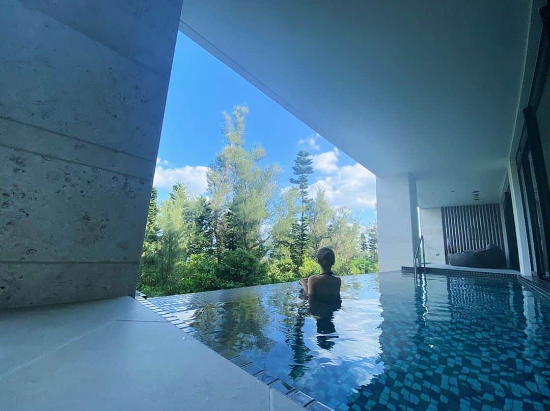 RIKAのインスタグラム：「am7pm15  お部屋のプールしか勝たん🏊‍♂️」