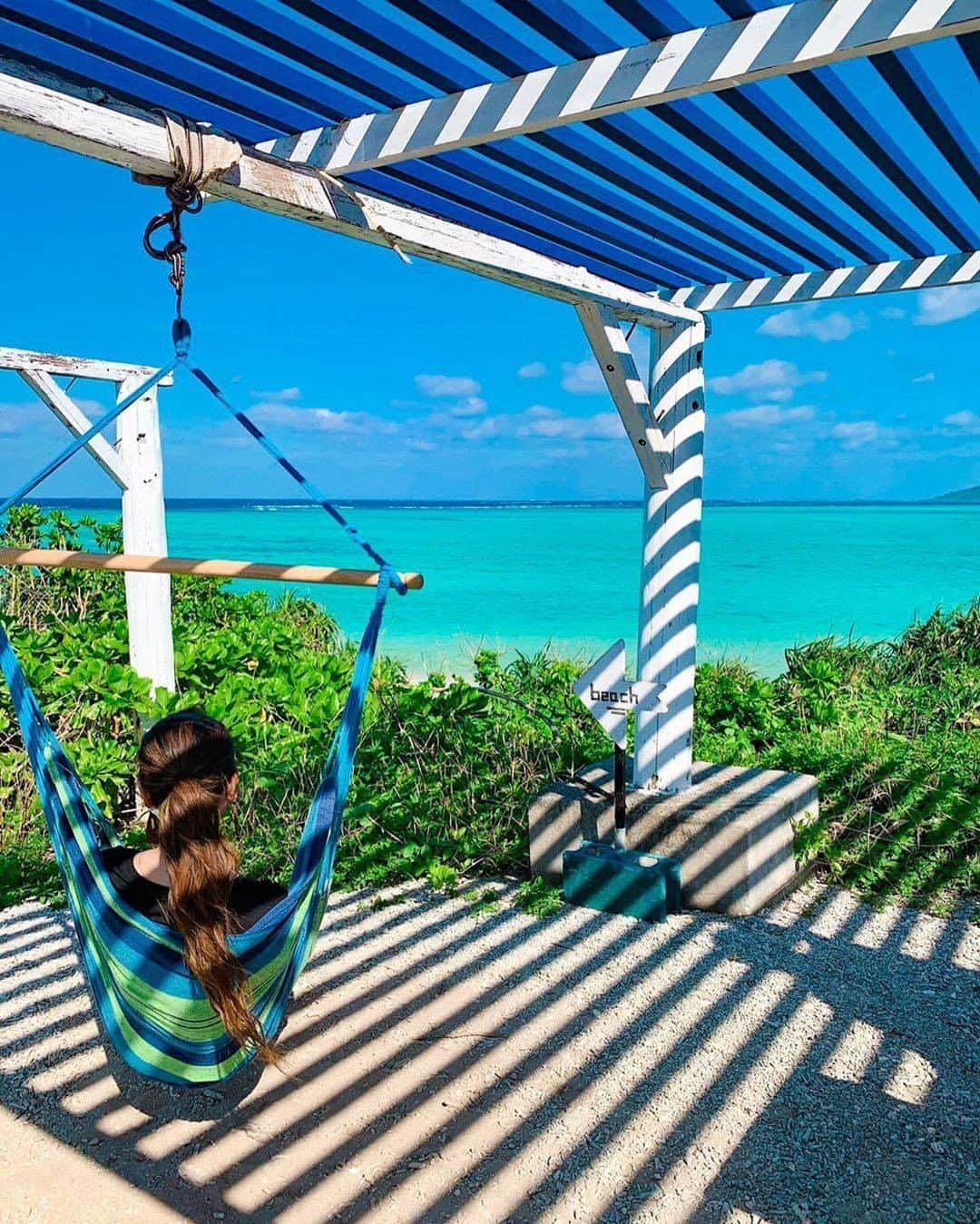 Be.okinawaのインスタグラム：「A special seat overlooks the blue sea of Miyako. Ikema Island, which is connected to Miyako Island by bridge, is a small island with a circumference of 10 km. Forget about everyday life on the peaceful island where time passes slowly and leave everything to the breeze. 😉  📍: Ikema Island 📷: @asumi0703 Thank you very much for the wonderful photos!  Hold on a little bit longer until the day we can welcome you! Experience the charm of Okinawa at home for now! #okinawaathome #staysafe  Tag your own photos from your past memories in Okinawa with #visitokinawa / #beokinawa to give us permission to repost!  #ikemaisland #miyakoislands #池間島 #宮古諸島 #宮古群島 #이케마섬 #미야코제도 #hammock #japan #travelgram #instatravel #okinawa #doyoutravel #japan_of_insta #passportready #japantrip #traveldestination #okinawajapan #okinawatrip #沖縄 #沖繩 #오키나와 #旅行 #여행 #打卡 #여행스타그램」