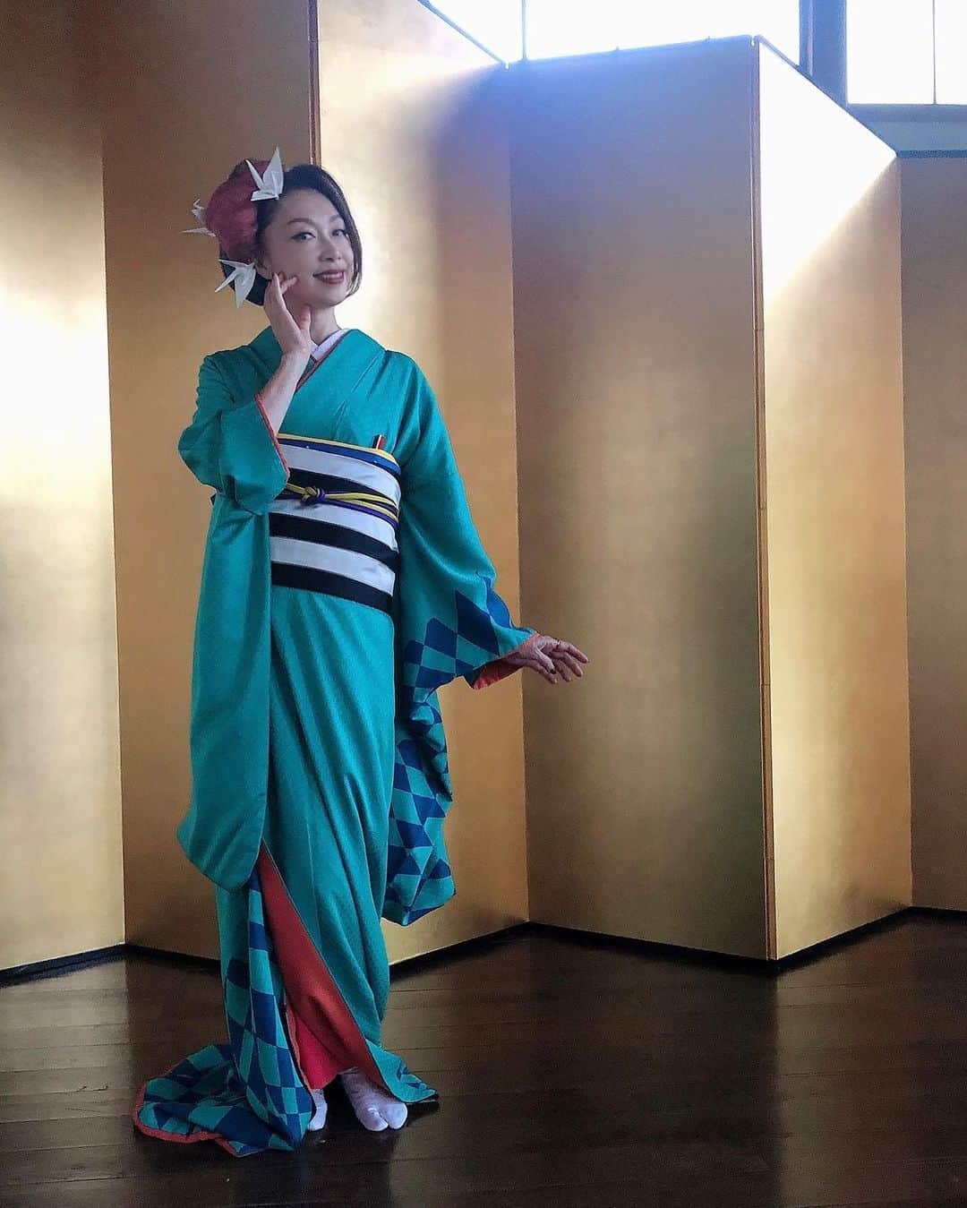 のインスタグラム：「.﻿ 京都は夜の七時♪﻿ ﻿ 久しぶりに和服。﻿ 秋の京都で信藤先生と撮影。﻿ 信藤先生、日本の美を世界に発信したいと激写！﻿ 素晴らしいスタッフ、素晴らしい撮影、素晴らしい京都。﻿ 素晴らしい写真になりそうです。﻿ ﻿ 信藤三雄 x 野宮真貴 「風庵」﻿  お着物は、ずっとお世話になっている小田章さん @kyotoloje です👘 ﻿ #信藤三雄 #野宮真貴 #京都 #橋本関雪記念館 #小田章 #odasho #loje #野宮真貴 #missmakinomiya﻿」