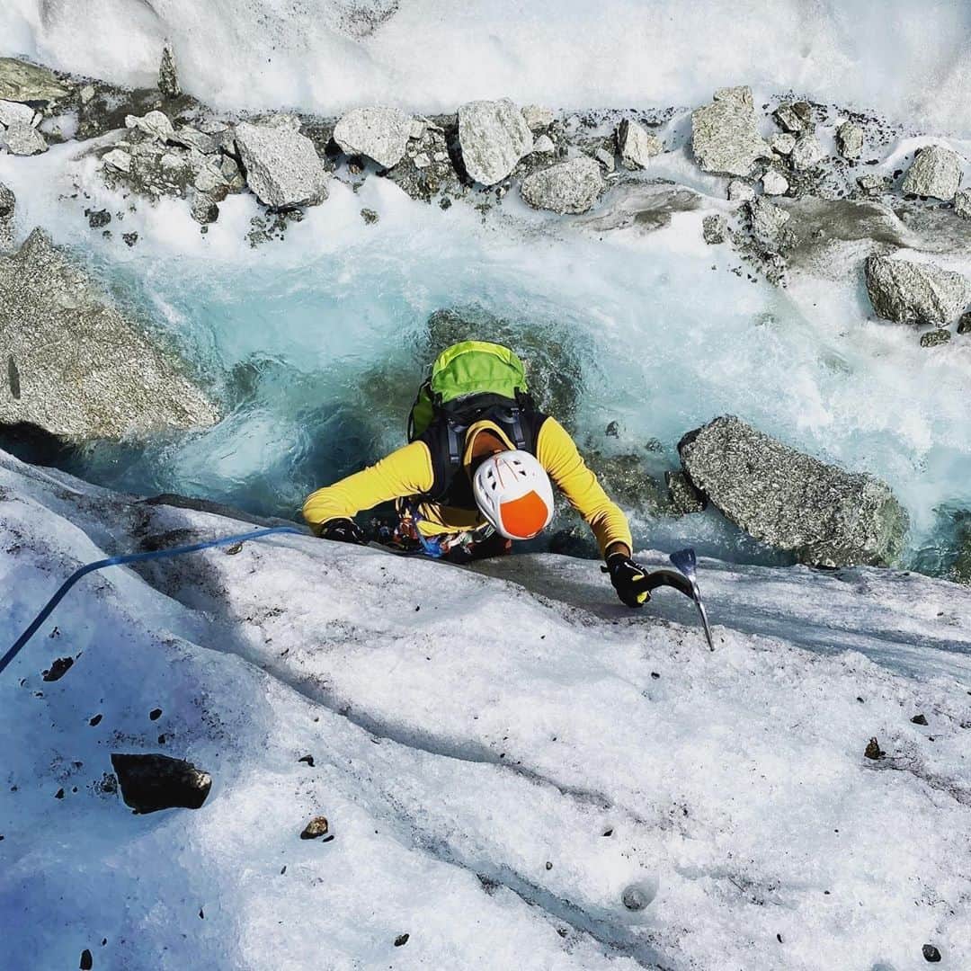 のインスタグラム：「When you hear the ice cold water of the glacier splash underneath you and the tip of your ice axe is crashing into the icy snow – our mountain lover heart starts melting away!  - Thanks to @christietissia for sharing your #deuter moment with us. Please tag #deuter to be featured. 🏔❤️ - #deuter #deuterbackpack #mountaineering #iceclimbing #glacier #apline #mountains #outdoorsport #outdoor #backpack #deuterforwomen #alpinism」