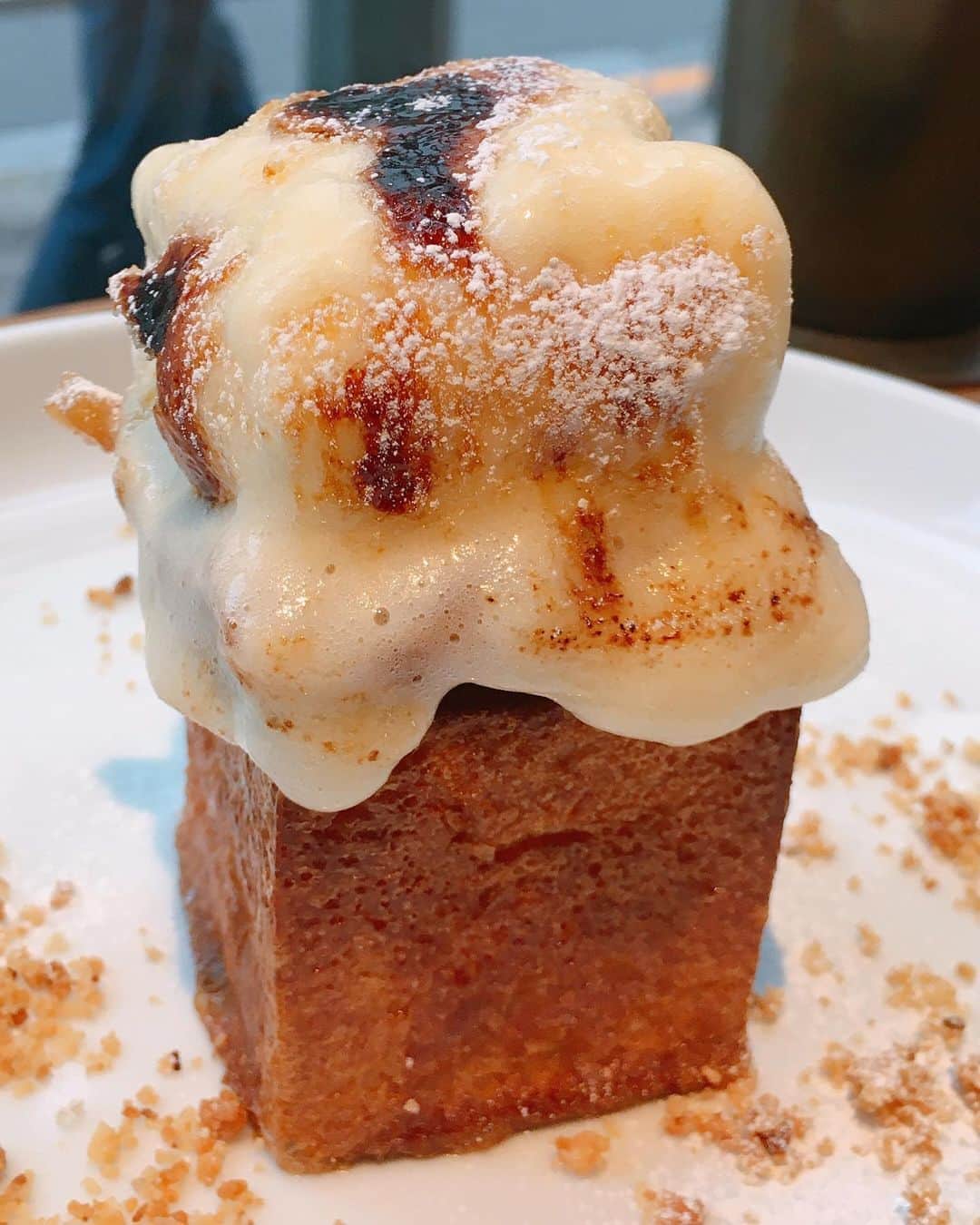 のインスタグラム：「[渋谷　#koelobby]ブリュレシブースト(税抜750円)😍渋谷カフェでオススメ‼️目の前でブリュレしてくれる演出は必見‼️✨ブリュレ動画2枚目、5枚目 . 10月1日から提供開始したばかりのこちらはお店オリジナルの「フィナンシェ食パン🍞」の上にカスタードが鎮座しておりそれをバーナーで炙ってくれるんです🥺 . トロける瞬間はいつ見ても堪らない😭(動画2枚目) . 実際食べてみるとフィナンシェ食パンとカスタードの間に甘酸っぱくキャラメリゼされたリンゴ🍎がありこれが甘さ抑え目で、逆にブリュレされたカスタードは濃厚で甘さが強くバランスが良い👍 . 炙る演出や味や場所を考えるとコスパいい👍👍 . まだ出たばかりで全然知られてないので気になる方は是非☺️❤️ . ⚠️＜要注意ポイント＞⚠️ こちらのブリュレシブーストは15時からの提供なので要注意‼️ . 写真はアップで撮っているので大小判断し難いですが割と小さ目です。 . 通常目の前で炙る演出はなく厨房でしてから提供する感じ。目の前でやってくれるかどうかは要相談。混雑具合によって難しい。 —————📍〜お店情報〜📍—————— ＜店名と最寄駅＞ joe lobby。渋谷駅から徒歩7分。スタッフさんの接客もいい😊 . ＜店内の雰囲気＞ 開放的でオシャレで広々とした店内はついつい長居したくなる程居心地が良くプライベートやピジネスにも使いやすい。 . 🏠<住所> 東京都渋谷区宇田川町3-7 ヒューリック渋谷公園ビル1F . ⏰<営業時間>  7時半〜20時 . 🗓<定休日> 無休」