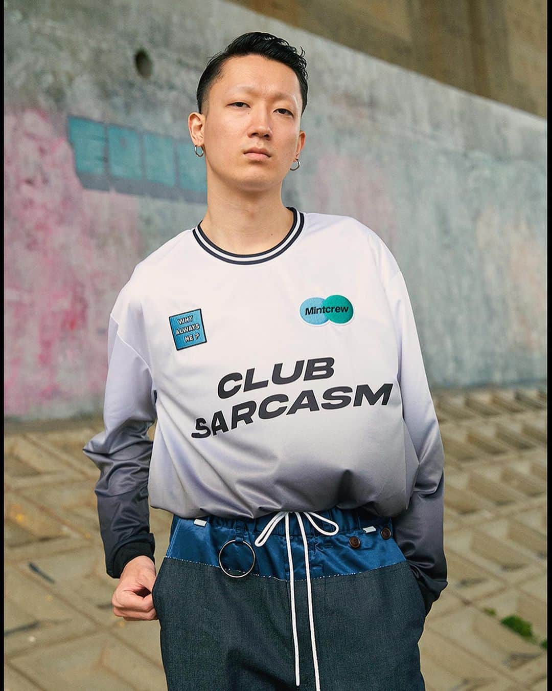 のインスタグラム：「僕がやってる @clubsarcasm_1993 が先日、日本国内限定で展開された”#FR2”“WINDIANDSEA”などとのコラボレーションで注目を集め精力的な活動を見せるアメリカのストリートブランド “MINTCREW”@mintcrew とコラボレーションし、僕のルーツであるフットボールをテーマにしたミニカプセルコレクションを10/17日から発売します！ ブランド初のコラボレーションでユニフォーム、フーディ、バケットハットを作りました。 特にユニフォームは僕自身お気に入りです！ よろしくお願いします！  ・発売日 / 2020年10月17日 ・発売先 / WANTSLIP　Online store  https://zozo.jp/men-shop/wantslip/ WordlessStatement　Online　store  https://www.wordless-statement.tokyo/ ENCOREEE　Online store https://www.encoreee.jp/」