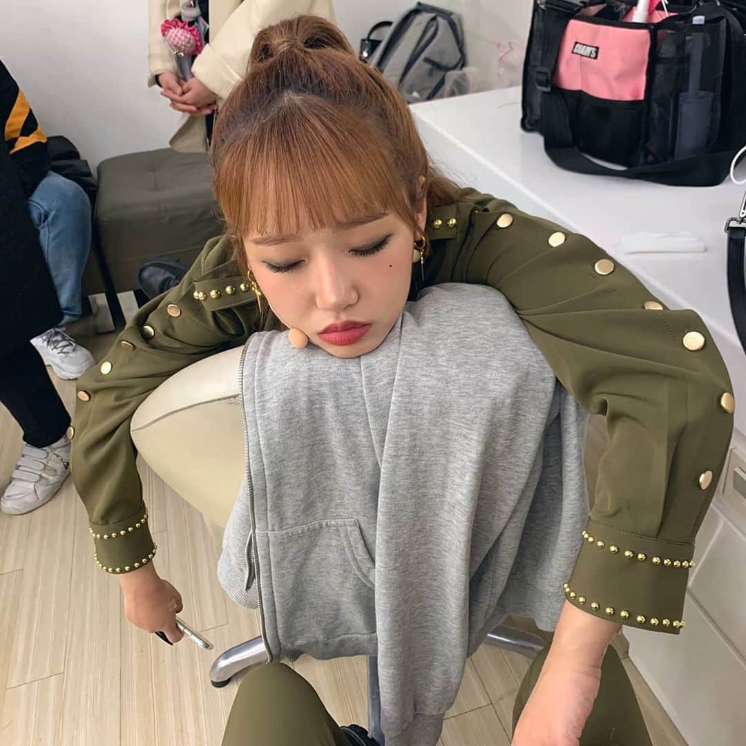 チェ・ユジョンのインスタグラム：「자는거 아니고 무대하는즁  #리허설끝나고 #꿈속에서  #🌻 #🦄」